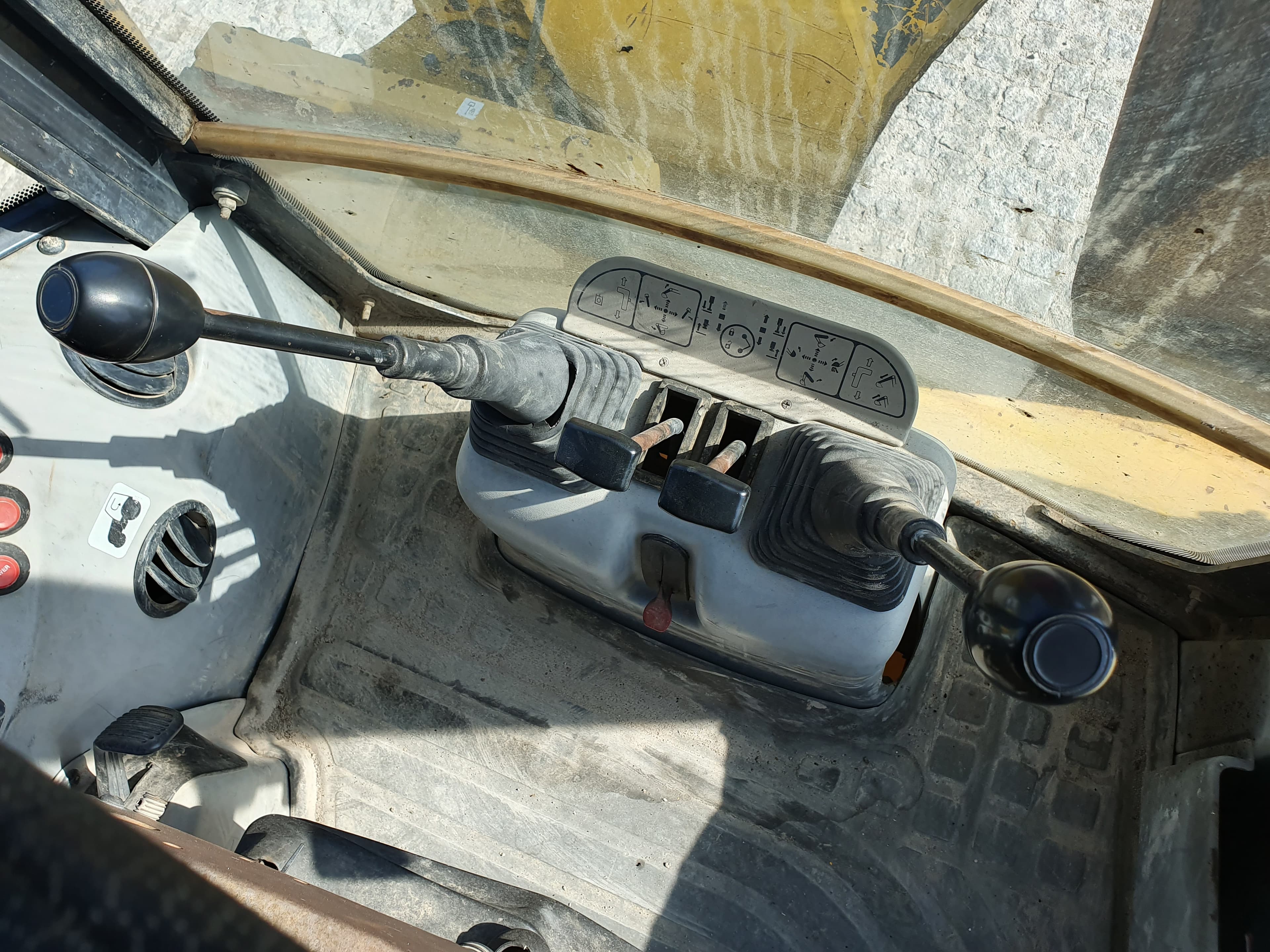 Retroescavadora Komatsu W93 R · Ano 2004 — imagem 16