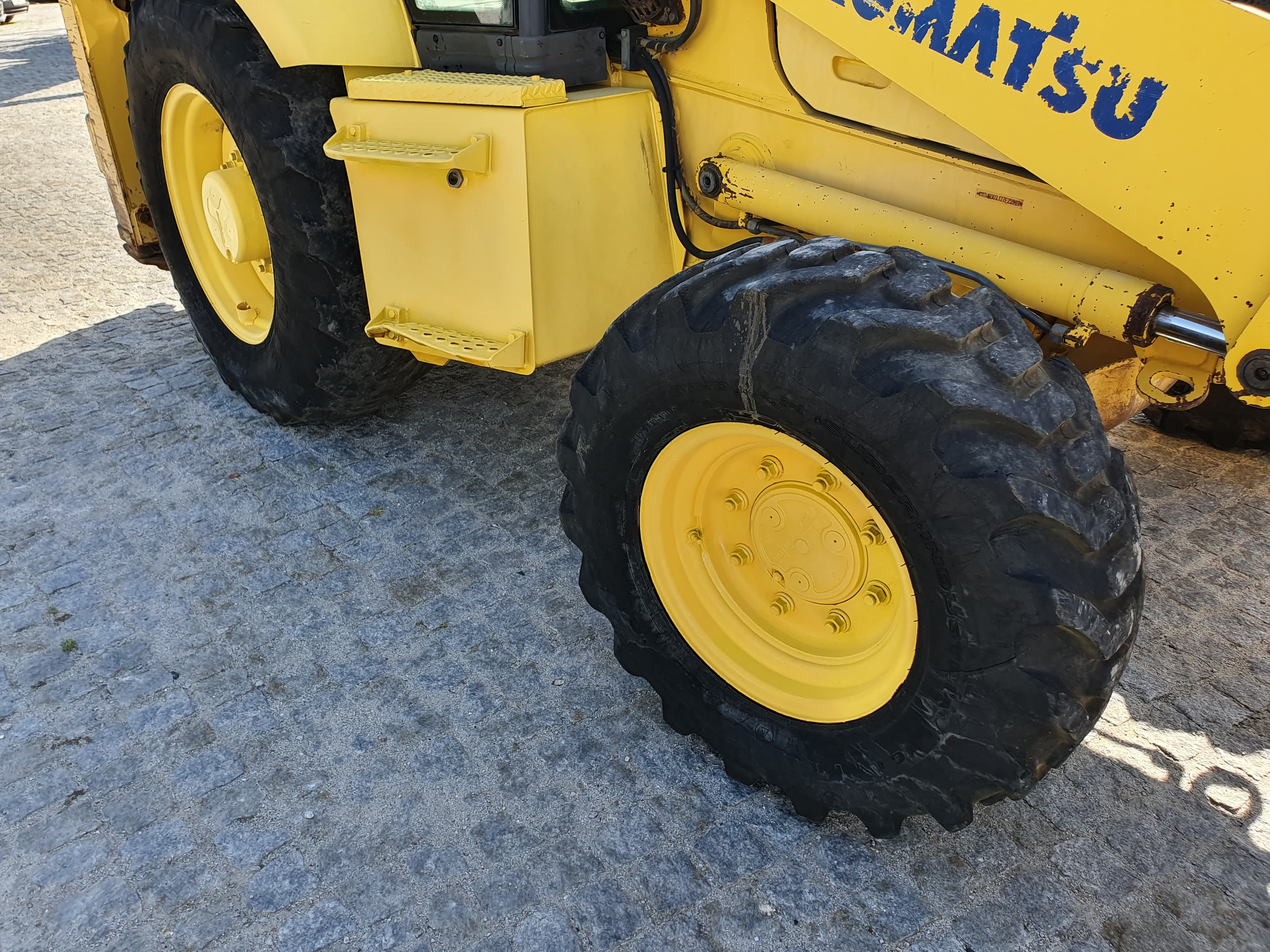 Retroescavadora Komatsu W93 R · Ano 2004 — imagem 9