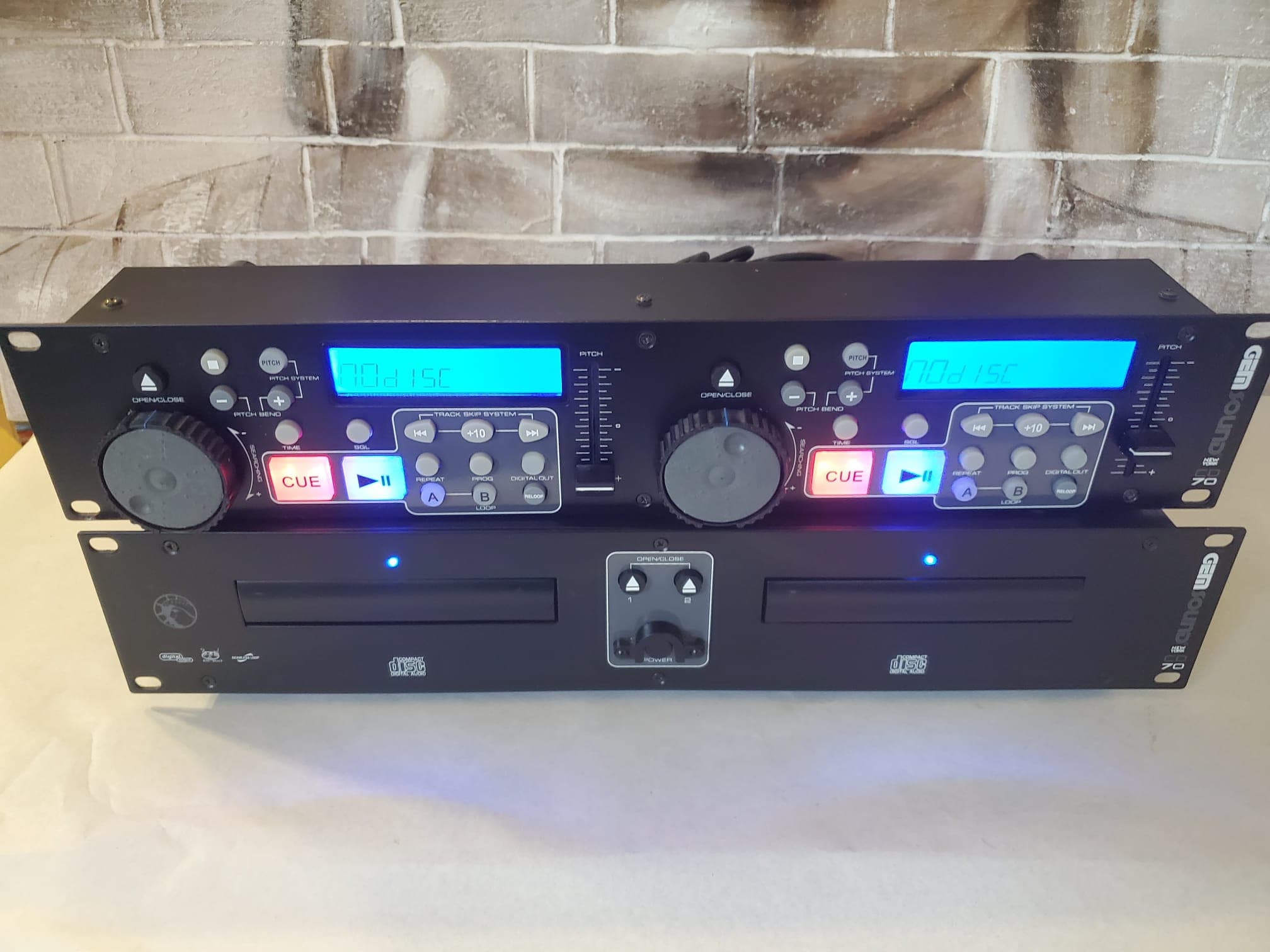 Conjunto Profissional CD-70 Dual CD Player — imagem 1