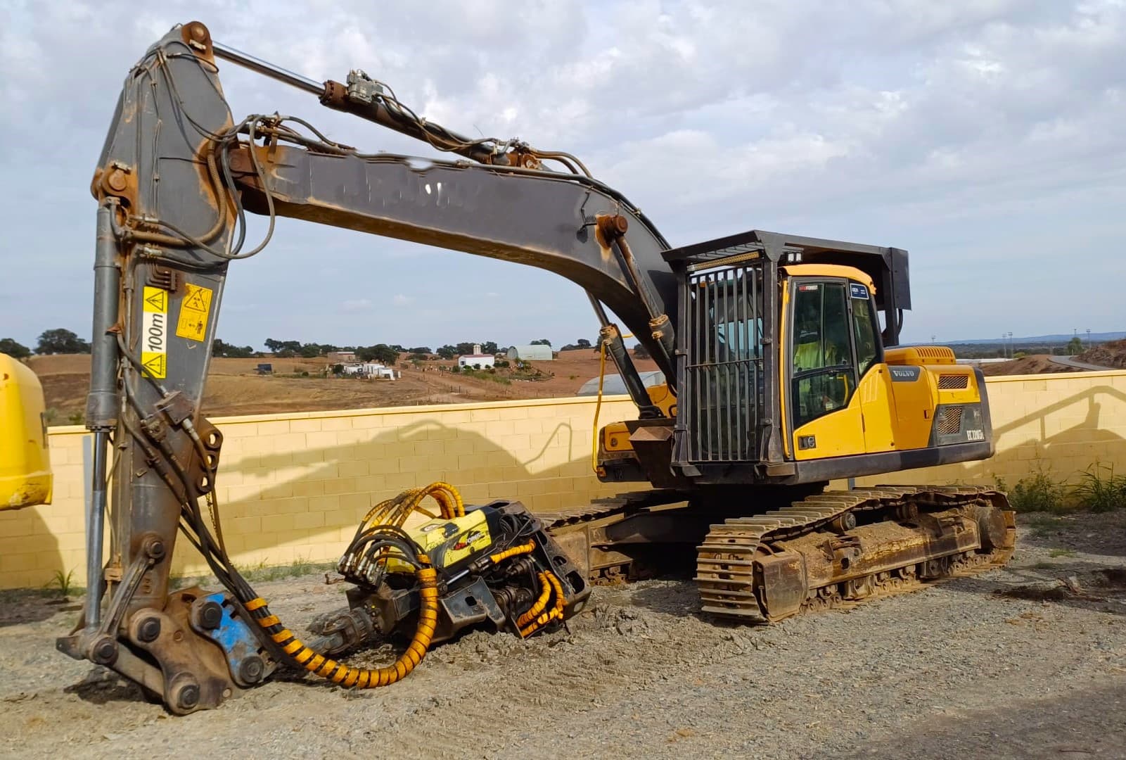Escavadoras Volvo EC 220DL · Autocarregador florestal Ecolog 574C — image 1