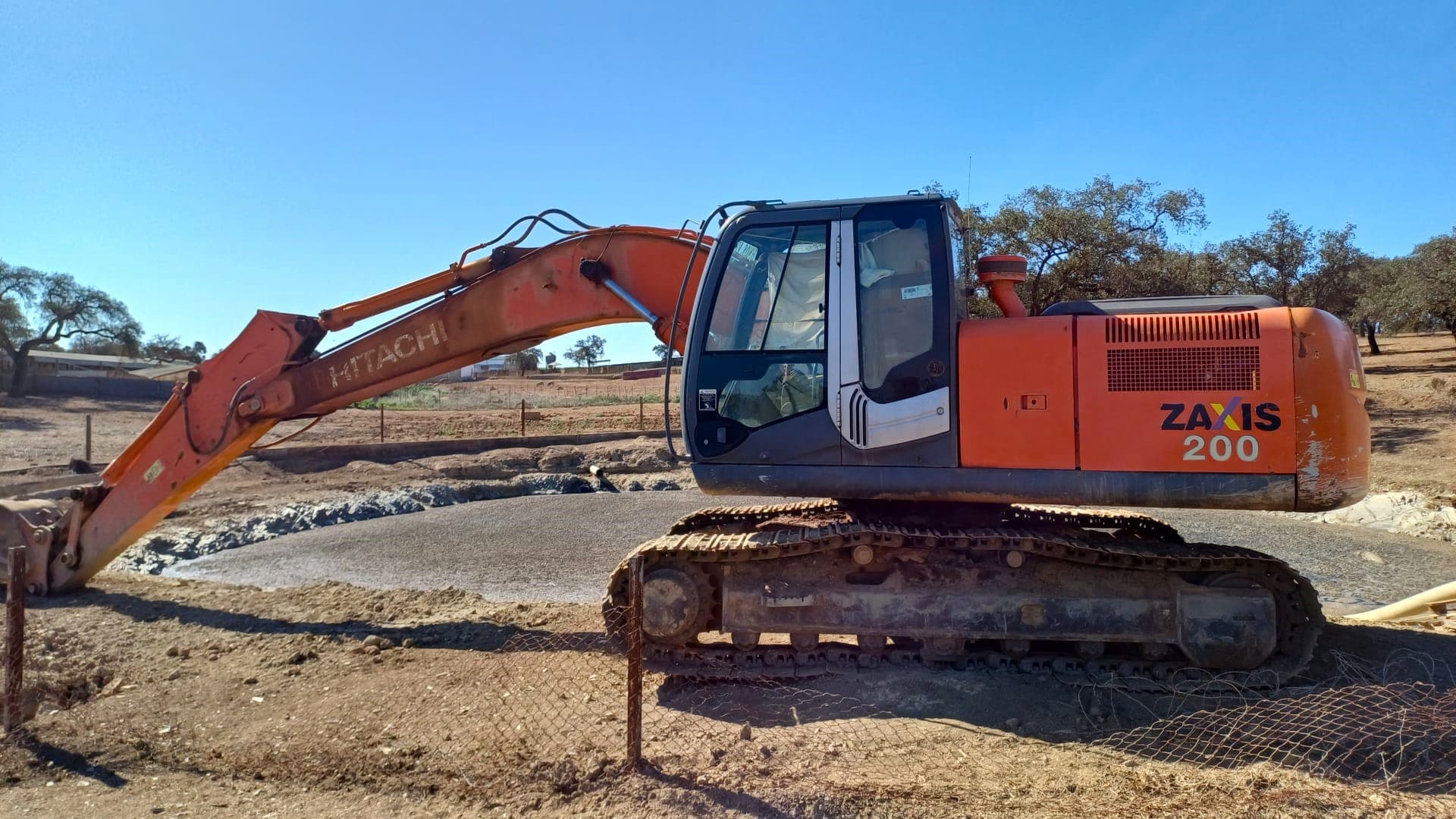 Escavadora Hitachi Zaxis ZX 200 — imagem 1