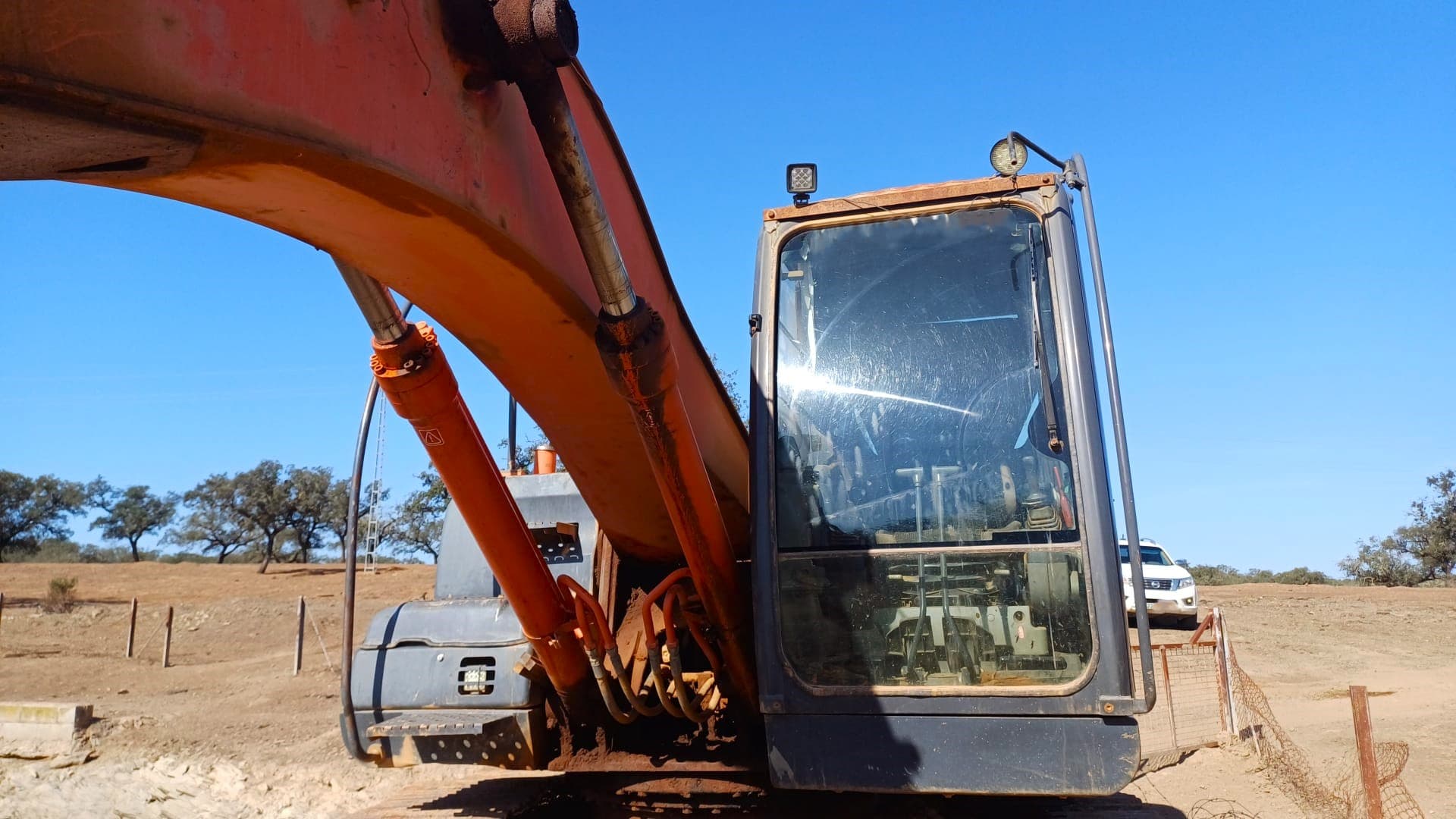 Escavadora Hitachi Zaxis ZX 200 — imagem 2