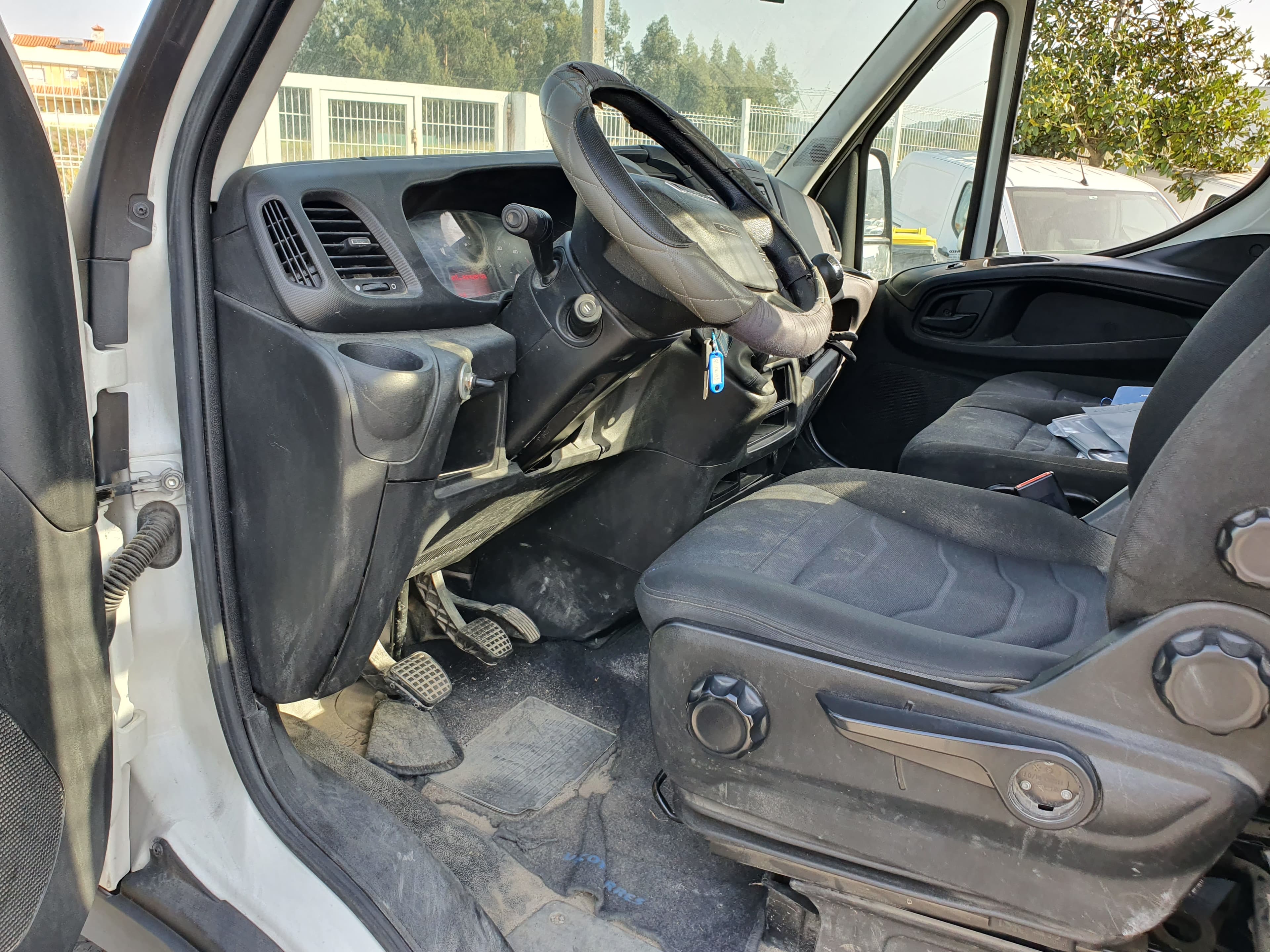 Iveco Daily 35C15 · Basculante · Ano 2017 — image 29