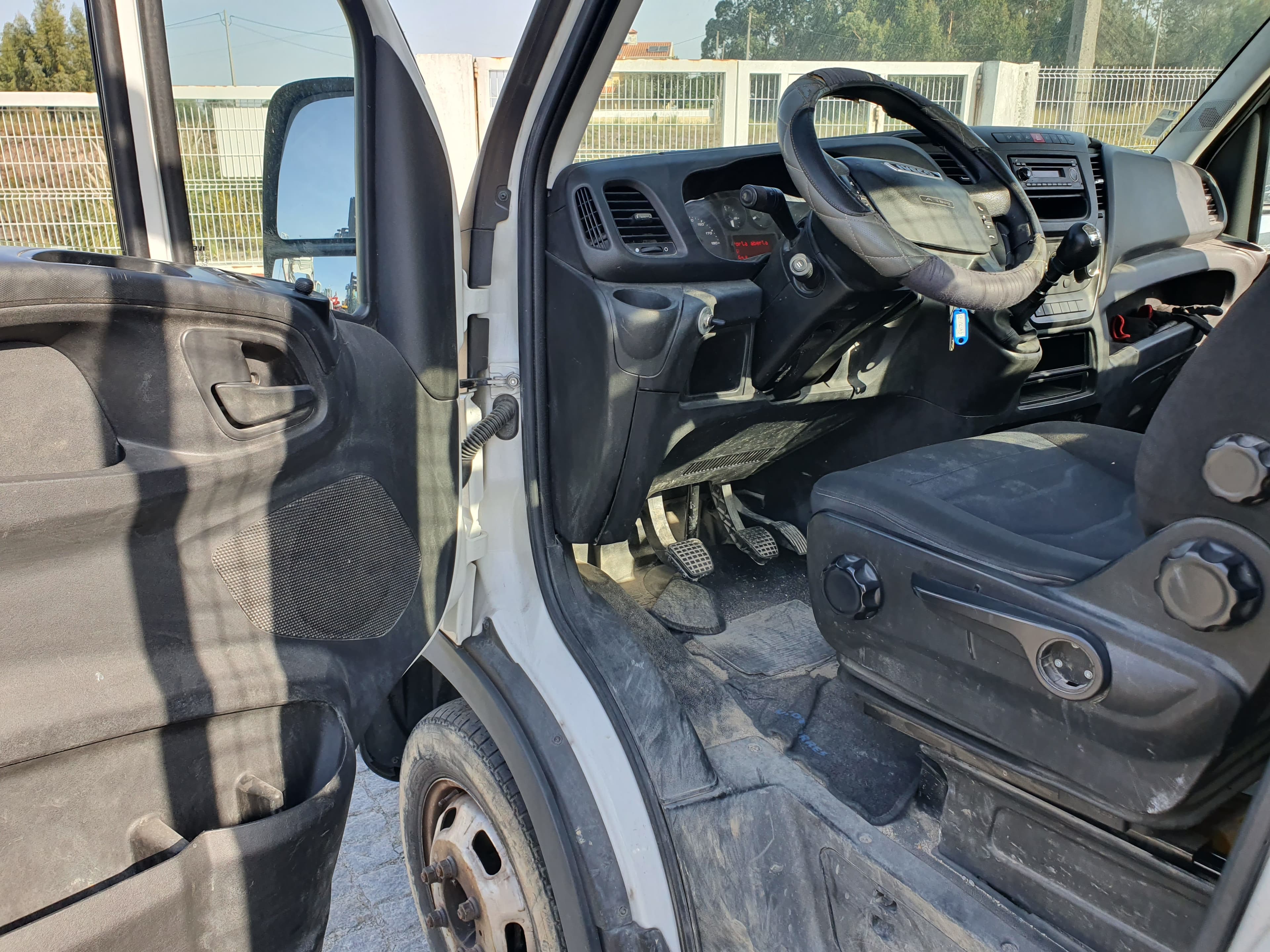 Iveco Daily 35C15 · Basculante · Ano 2017 — image 27