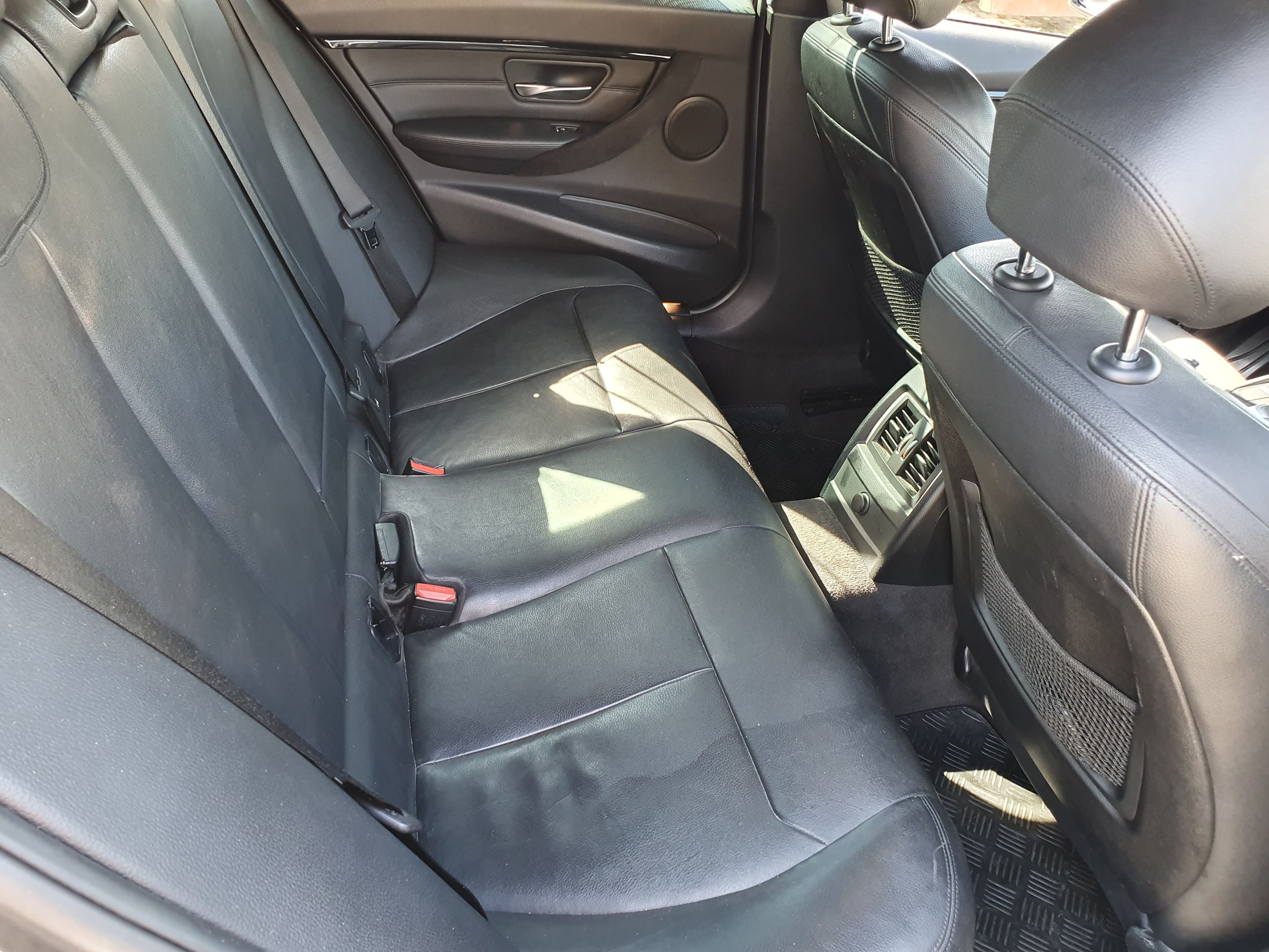 BMW 318 D · Ano 2016 — imagen 21
