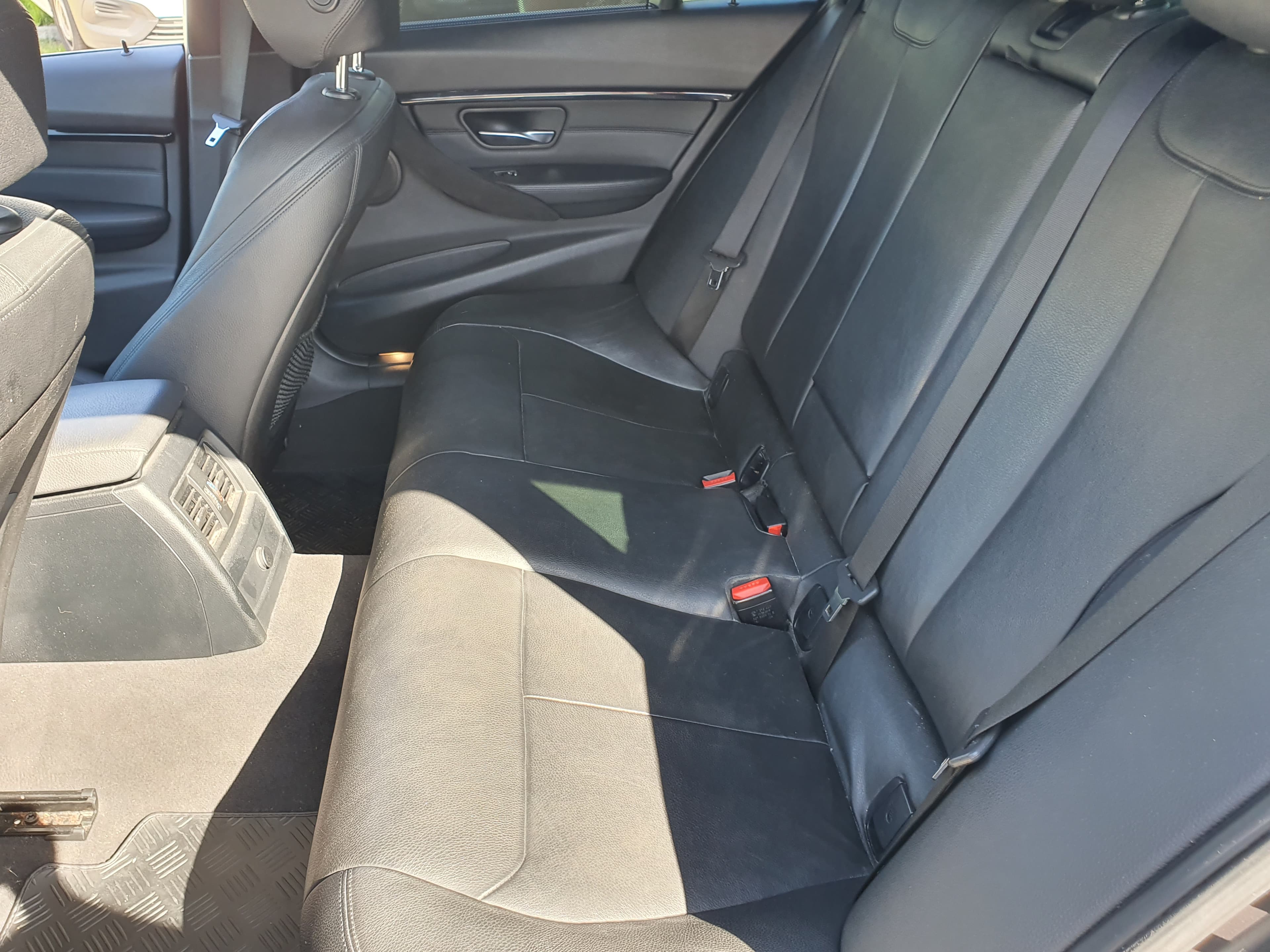 BMW 318 D · Ano 2016 — imagen 32