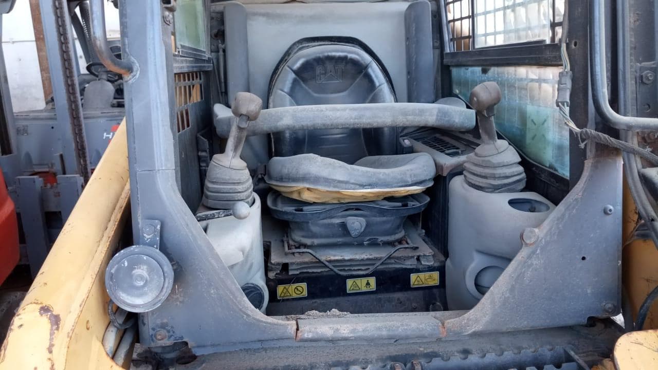 Mini carregadeira Caterpillar 277B — imagen 6