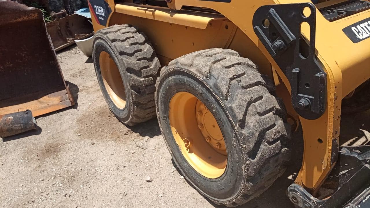 Mini carregadeira Catepillar — image 11