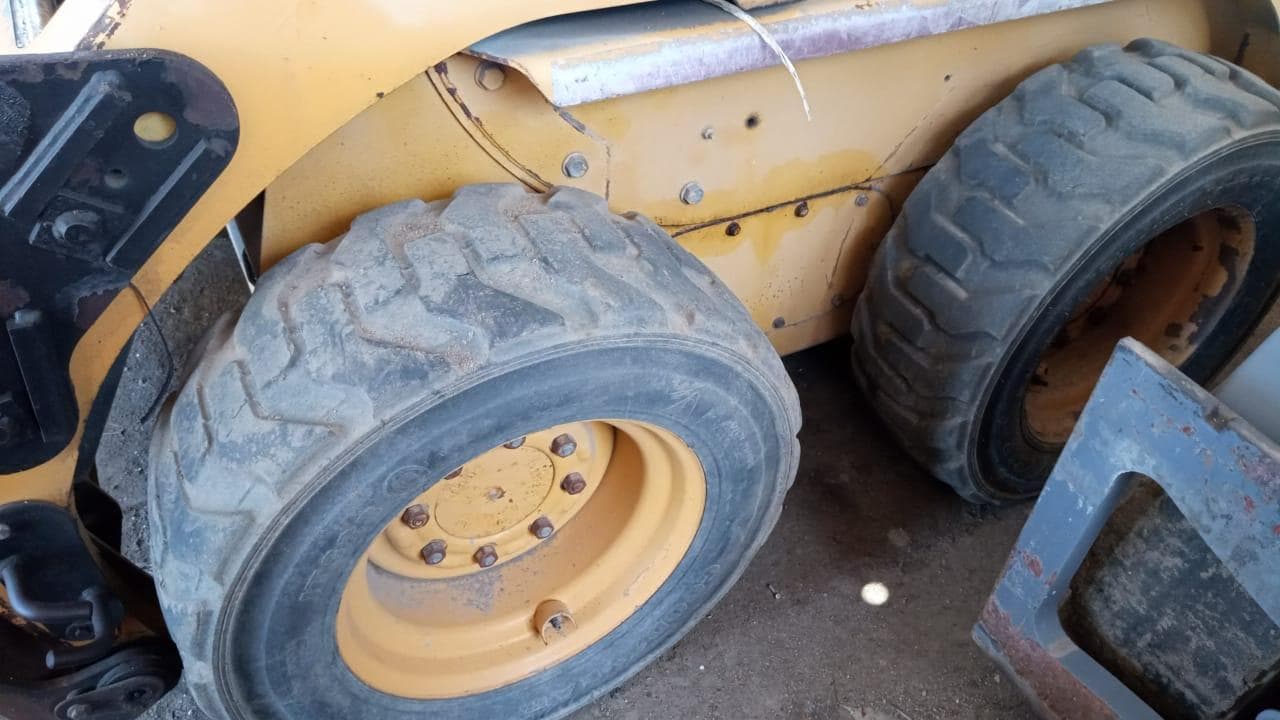 Mini carregadeira Catepillar — imagen 5