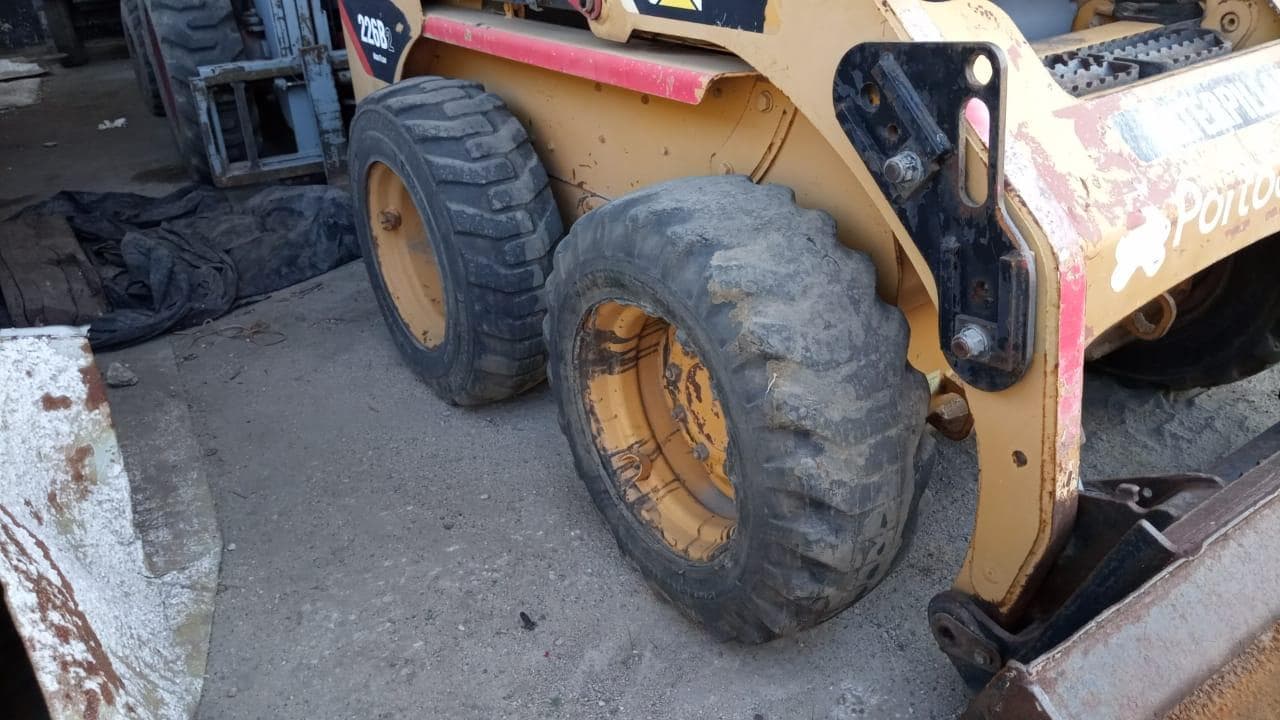 Mini carregadeira Caterpillar 226B2 — imagen 3