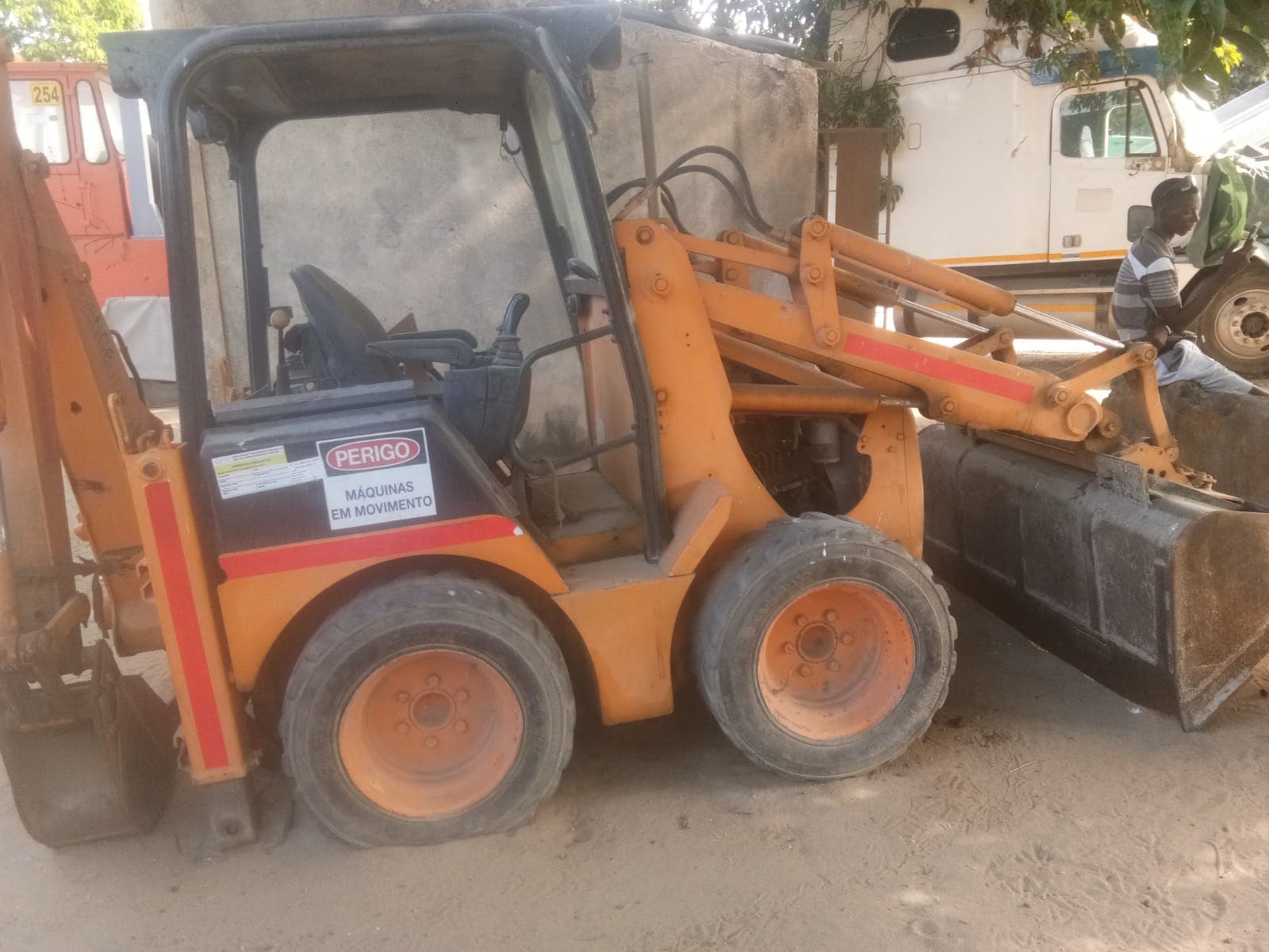 Mini escavadeora TLB JCB 2CX — imagem 3