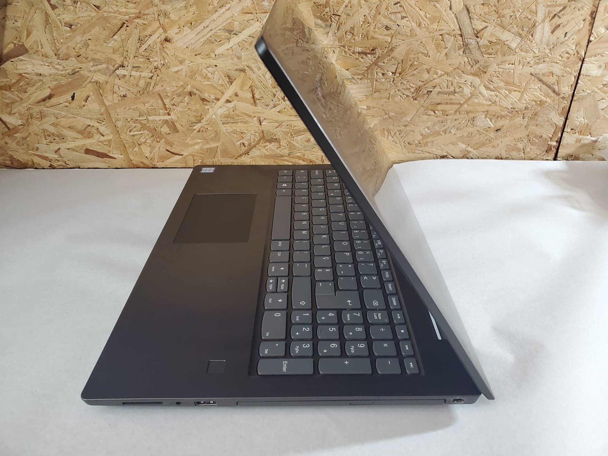 Portátil Lenovo V330 — imagen 2