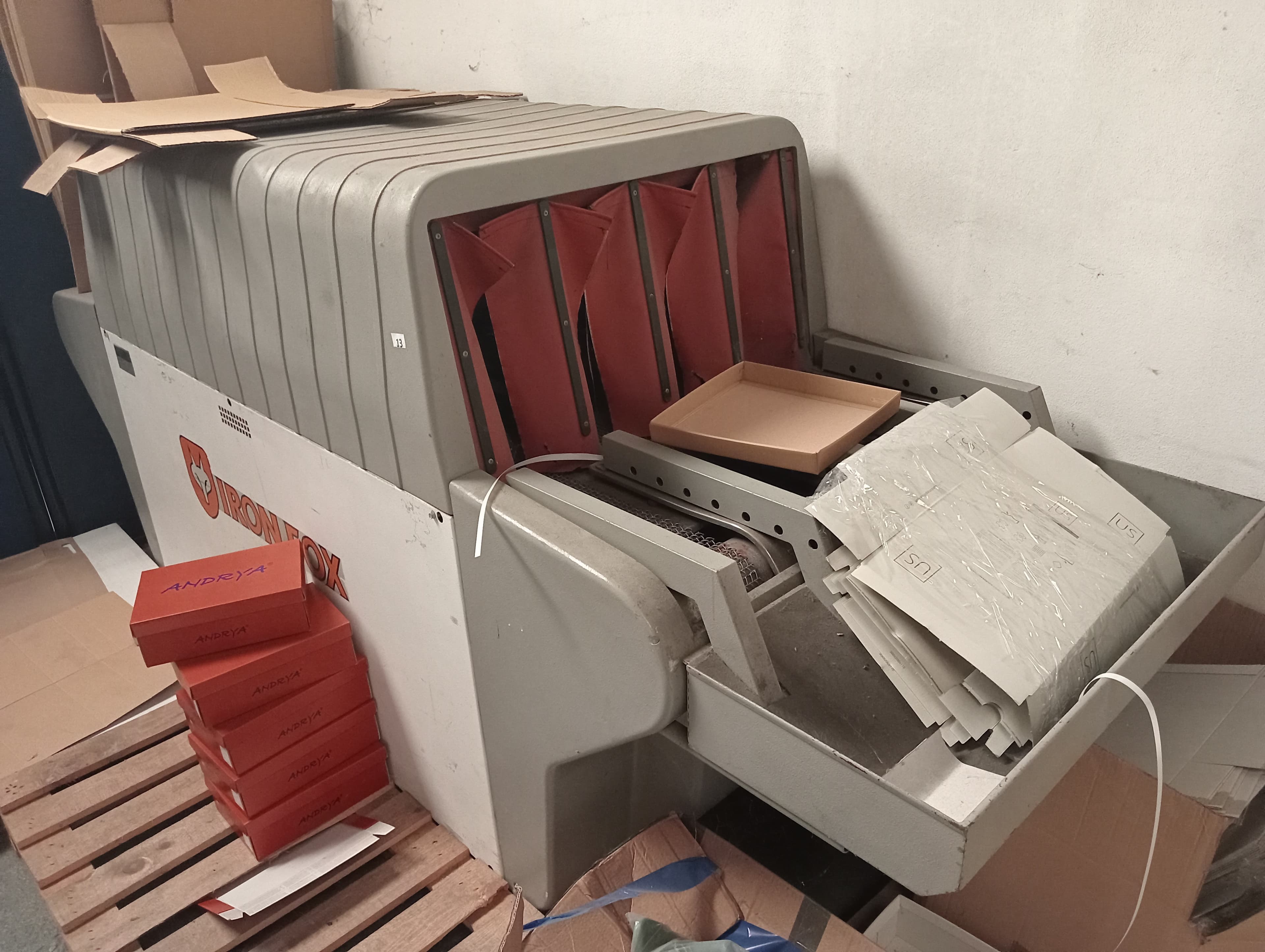 Forno + Máquina de costura + Máquina de rentilhar palmilhas + Máquina de cintar caixas — image 2