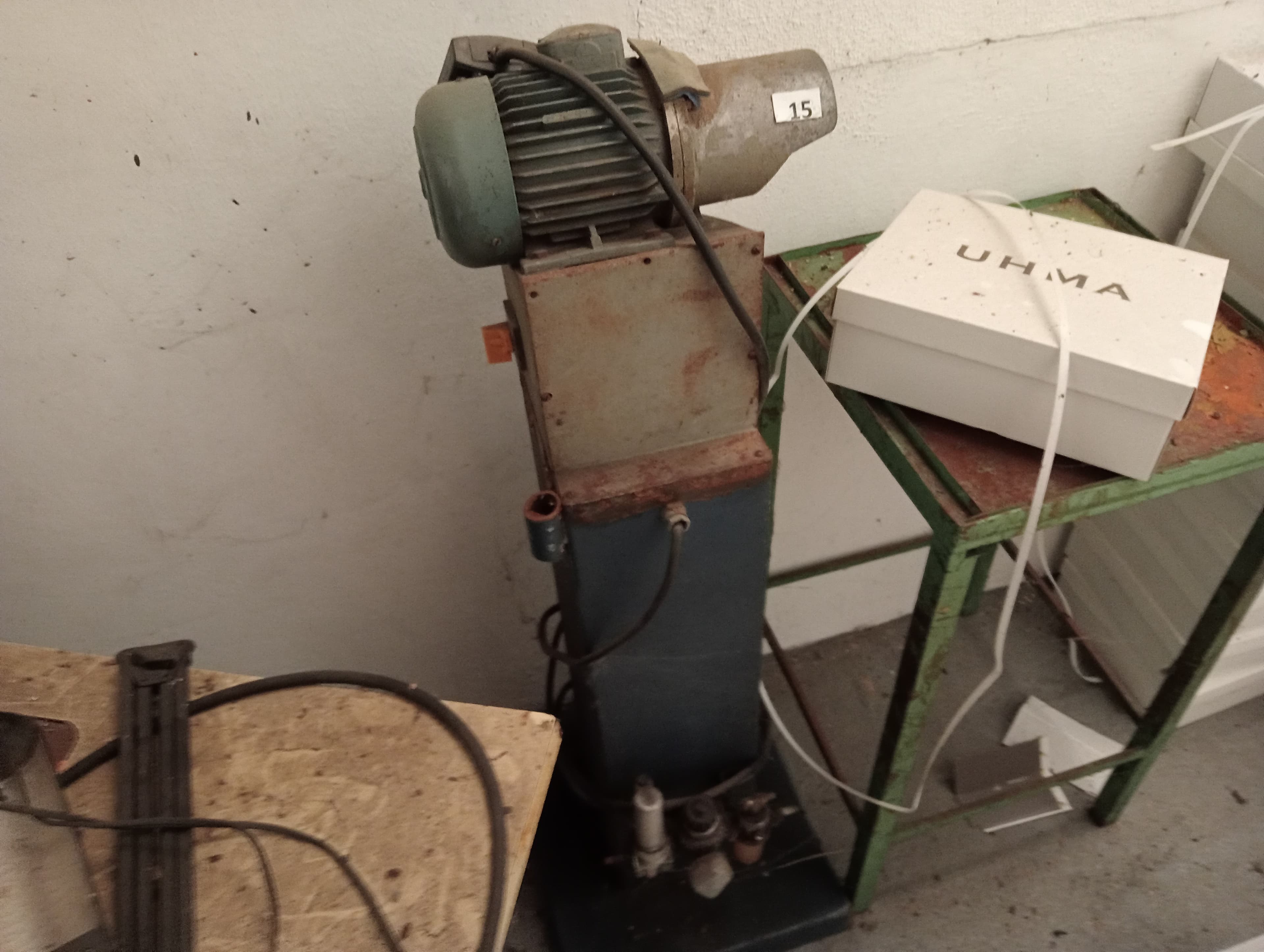 Forno + Máquina de costura + Máquina de rentilhar palmilhas + Máquina de cintar caixas — image 13