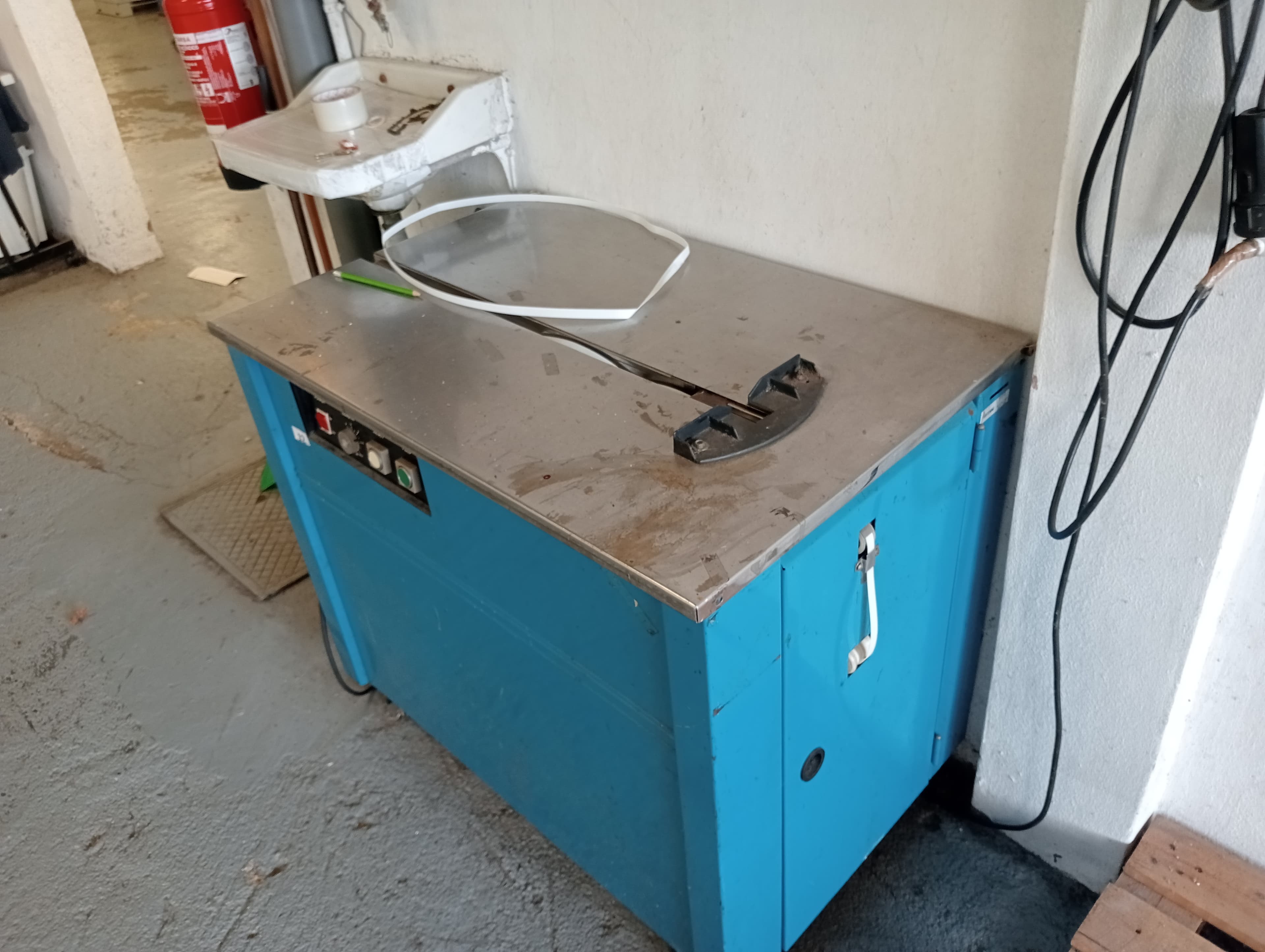 Forno + Máquina de costura + Máquina de rentilhar palmilhas + Máquina de cintar caixas — image 6