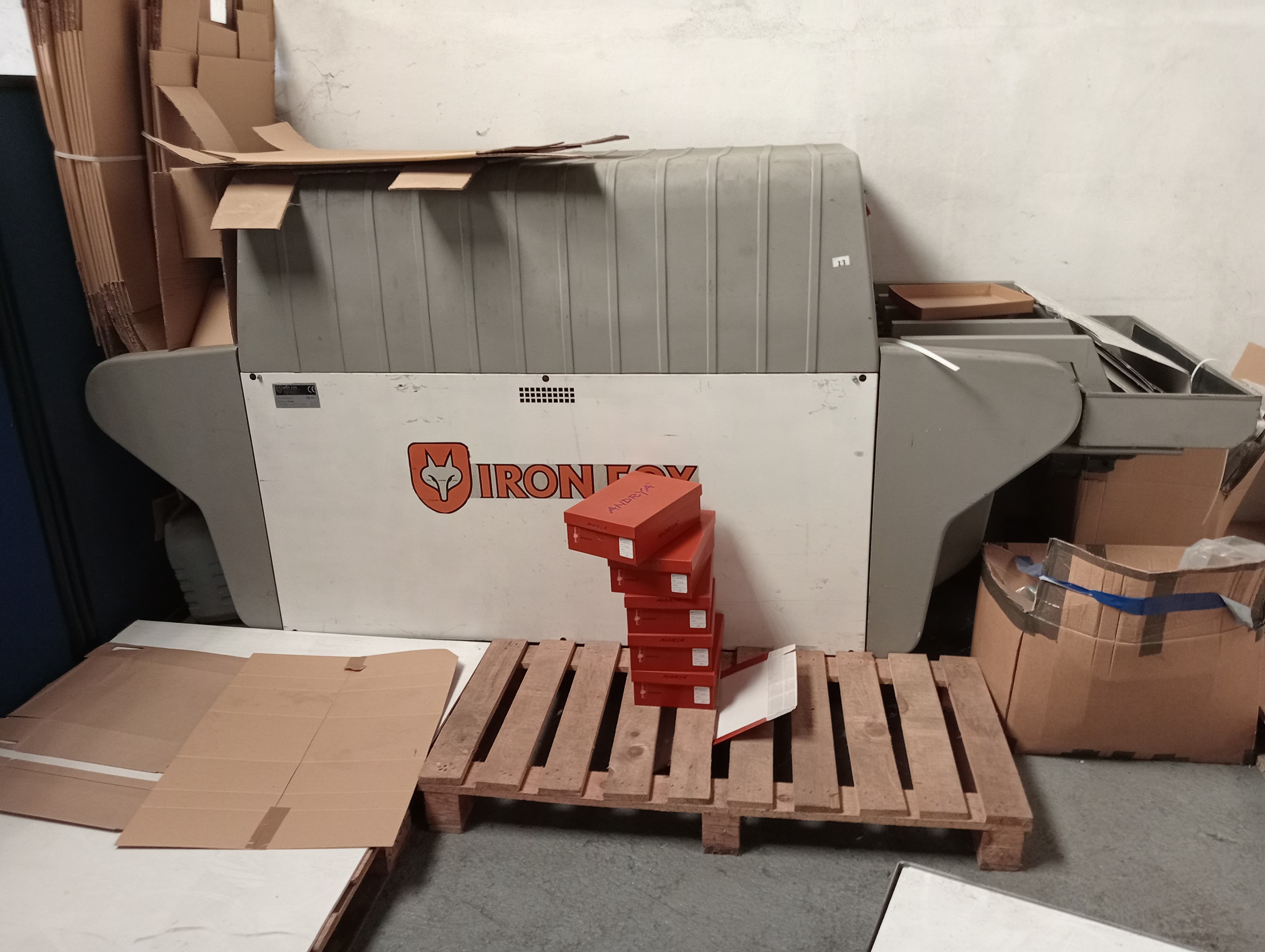 Forno + Máquina de costura + Máquina de rentilhar palmilhas + Máquina de cintar caixas