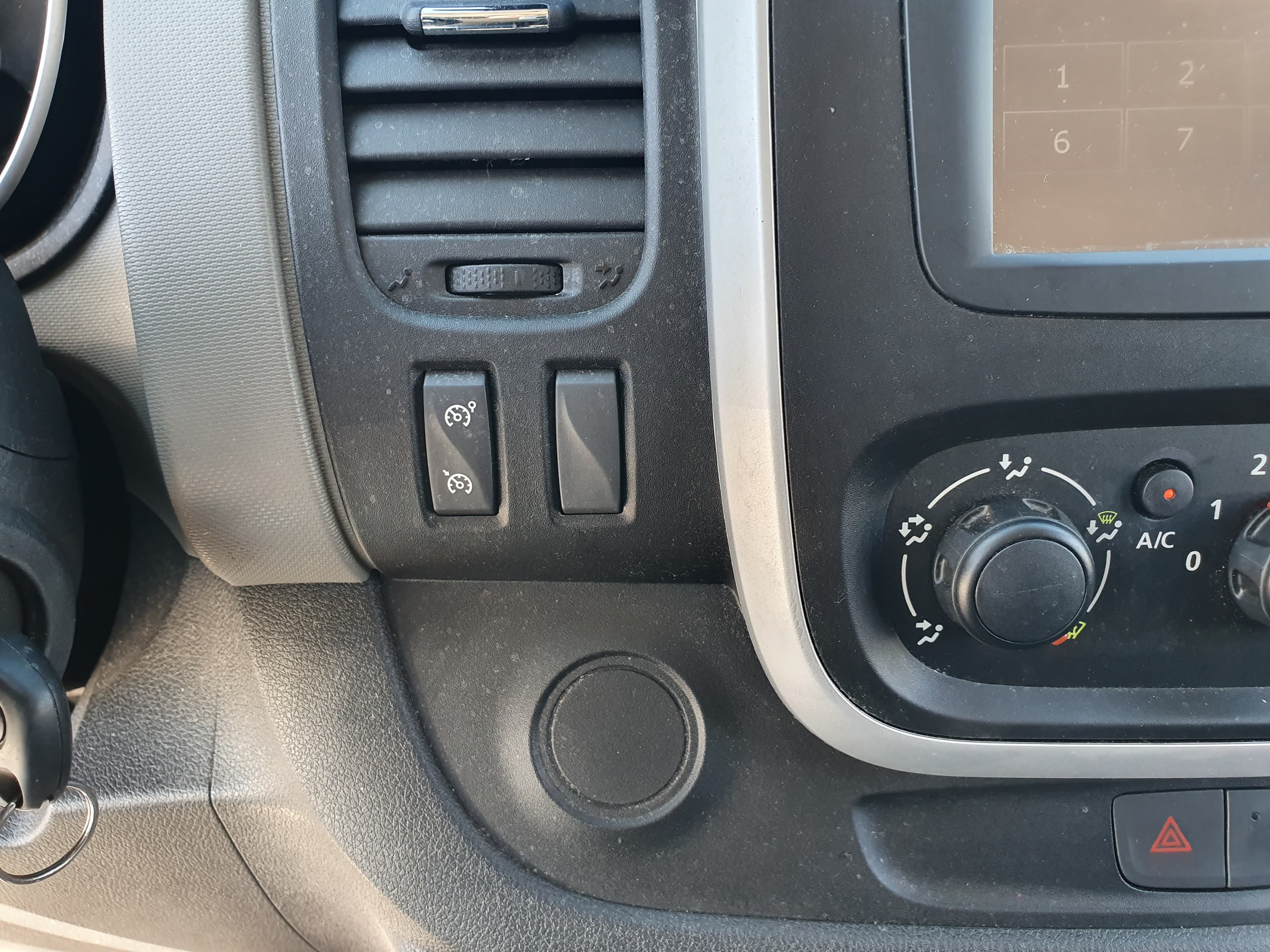 Renault Trafic 1.6 DCI · Ano 2015 — imagen 36