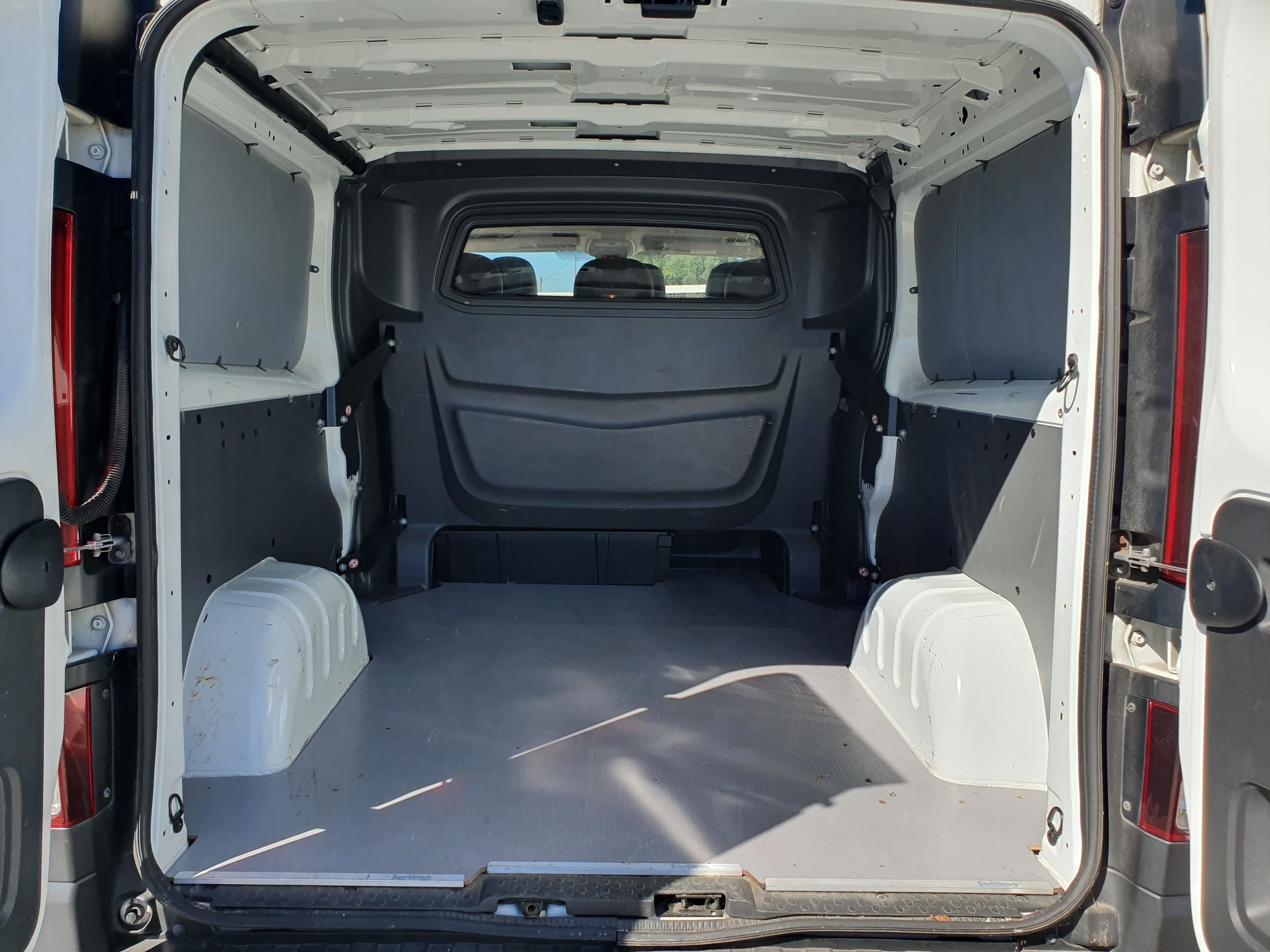 Renault Trafic 1.6 DCI · Ano 2015 — imagen 9