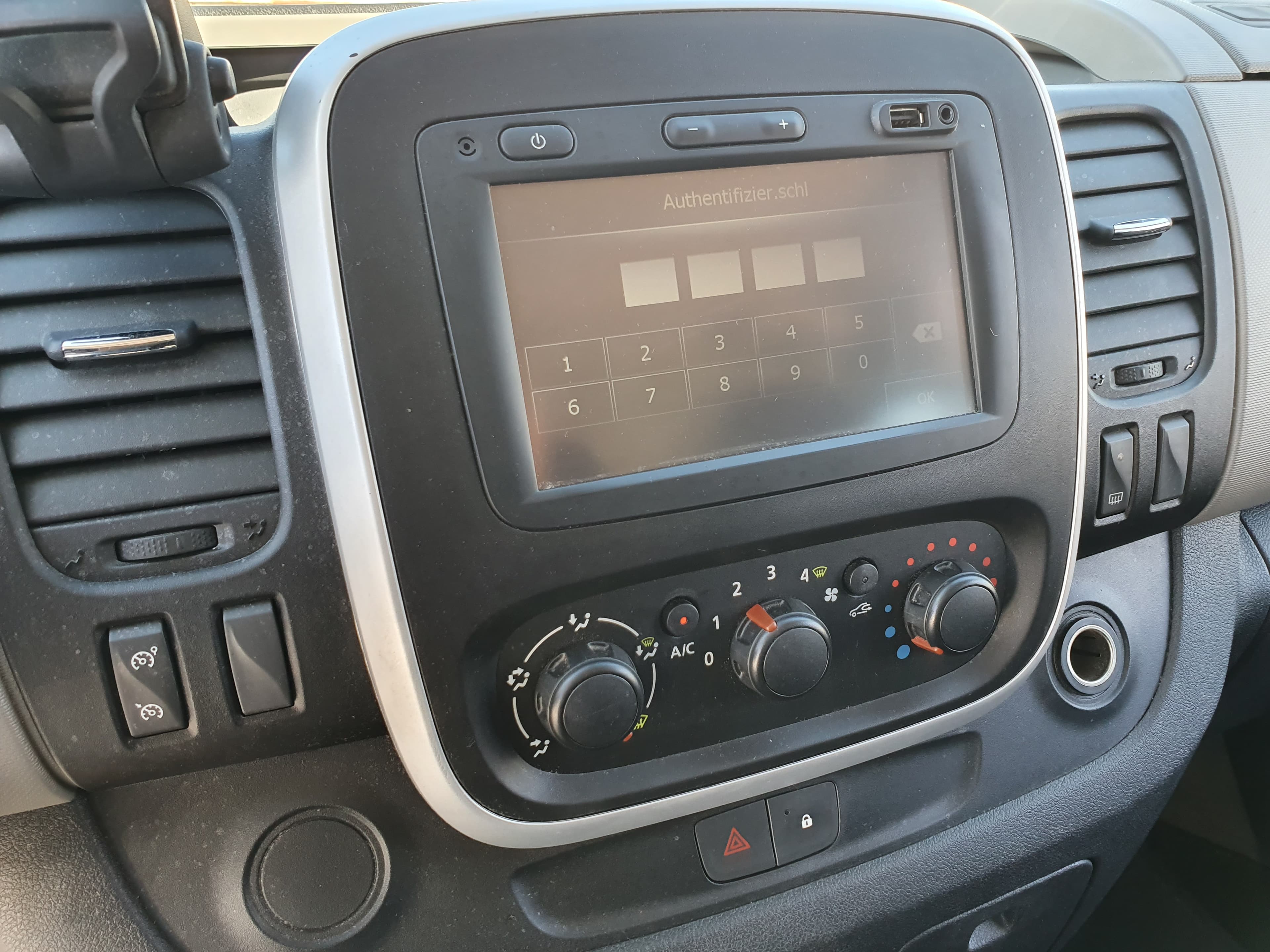 Renault Trafic 1.6 DCI · Ano 2015 — imagen 34