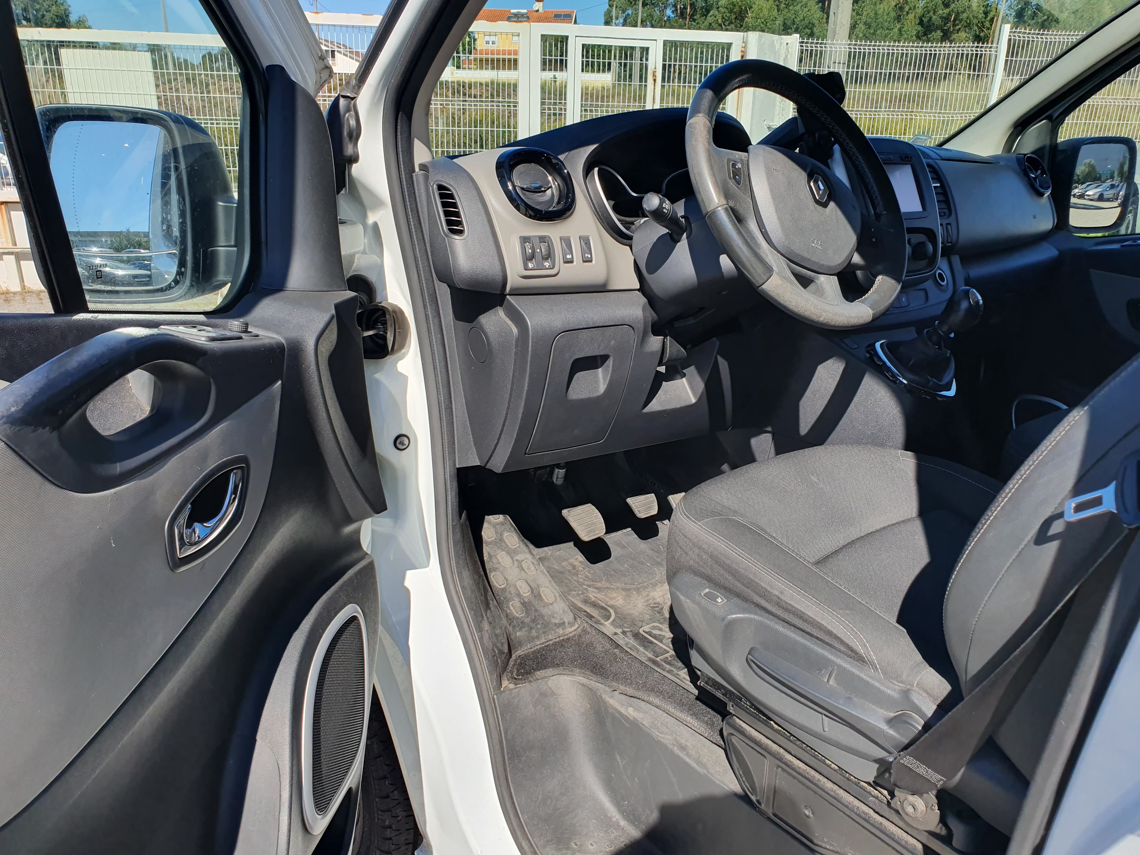 Renault Trafic 1.6 DCI · Ano 2015 — imagen 28