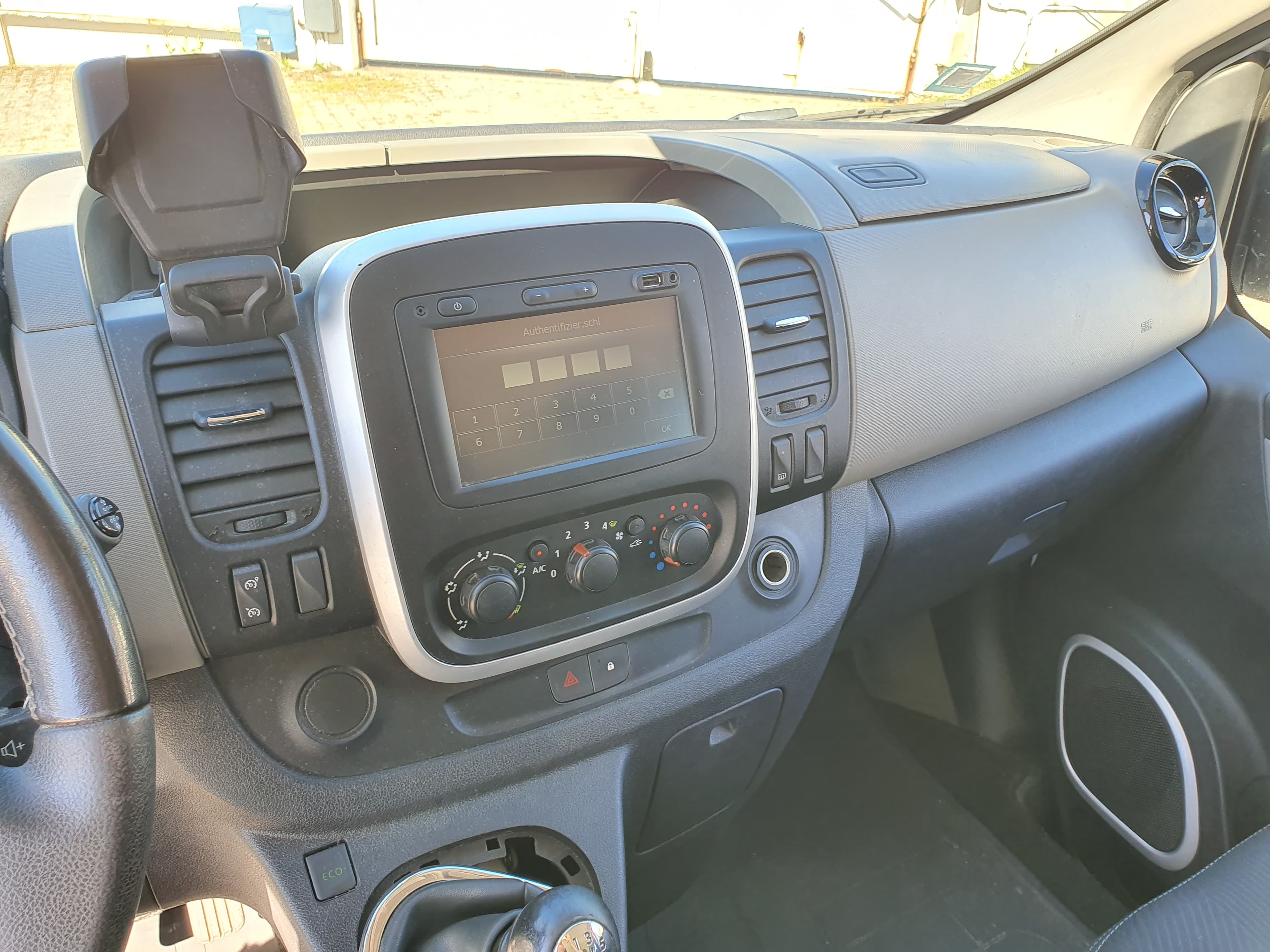 Renault Trafic 1.6 DCI · Ano 2015 — imagen 33