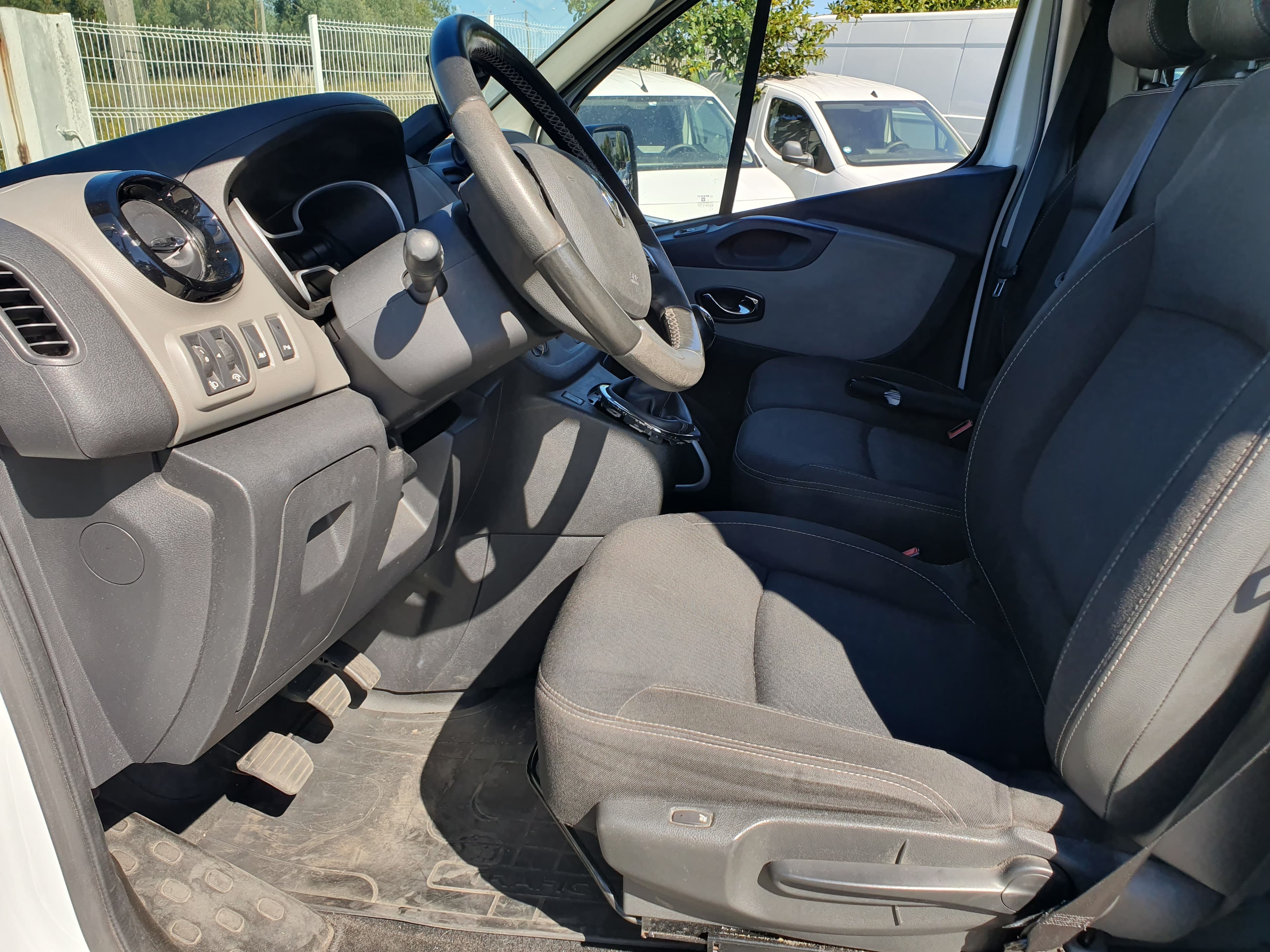 Renault Trafic 1.6 DCI · Ano 2015 — imagen 31
