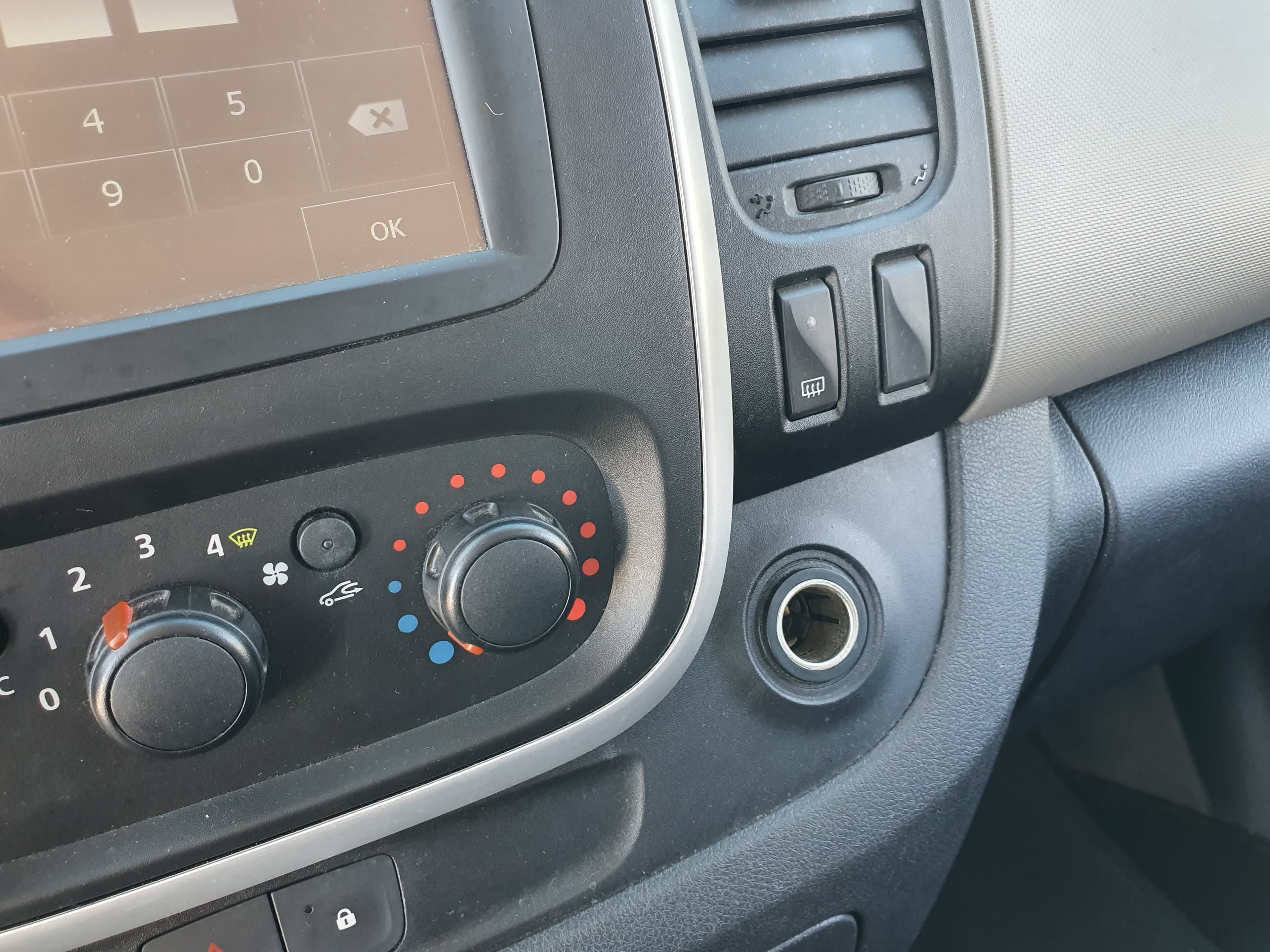 Renault Trafic 1.6 DCI · Ano 2015 — imagen 35