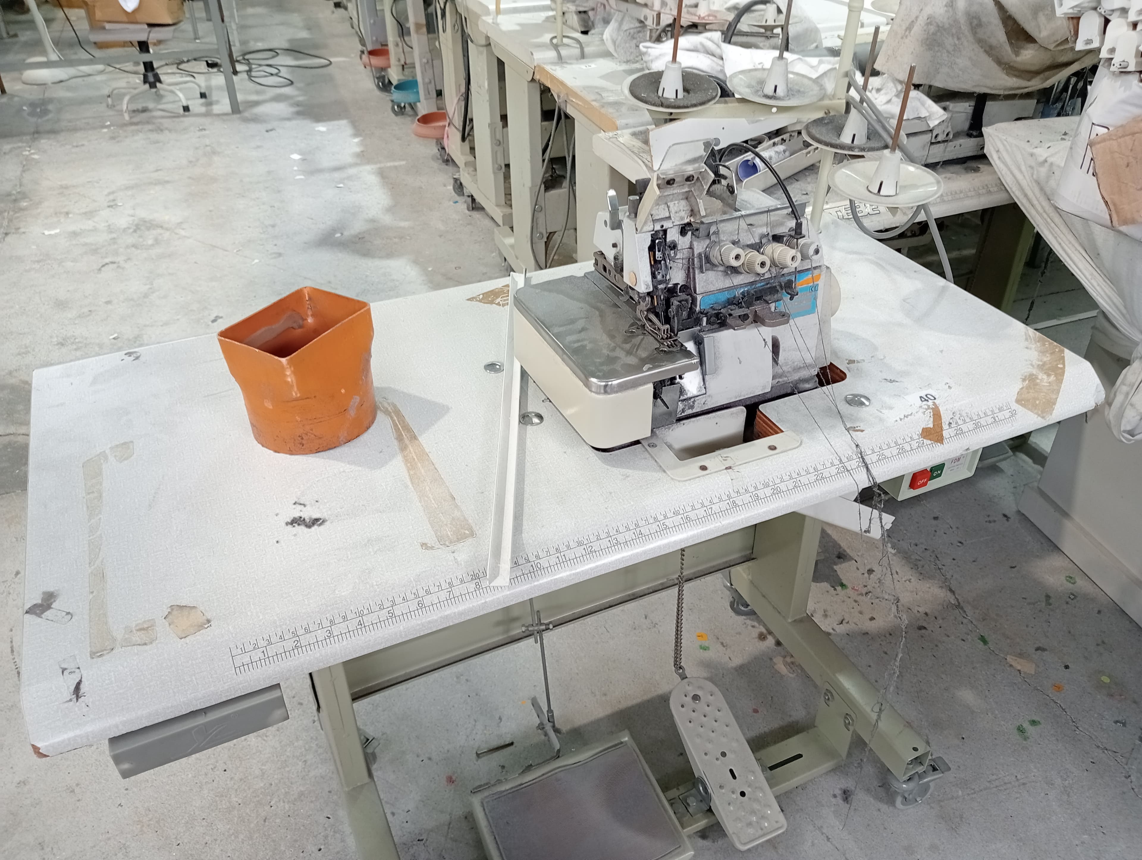Mesas de passar a ferro + Máquina de corte e cose