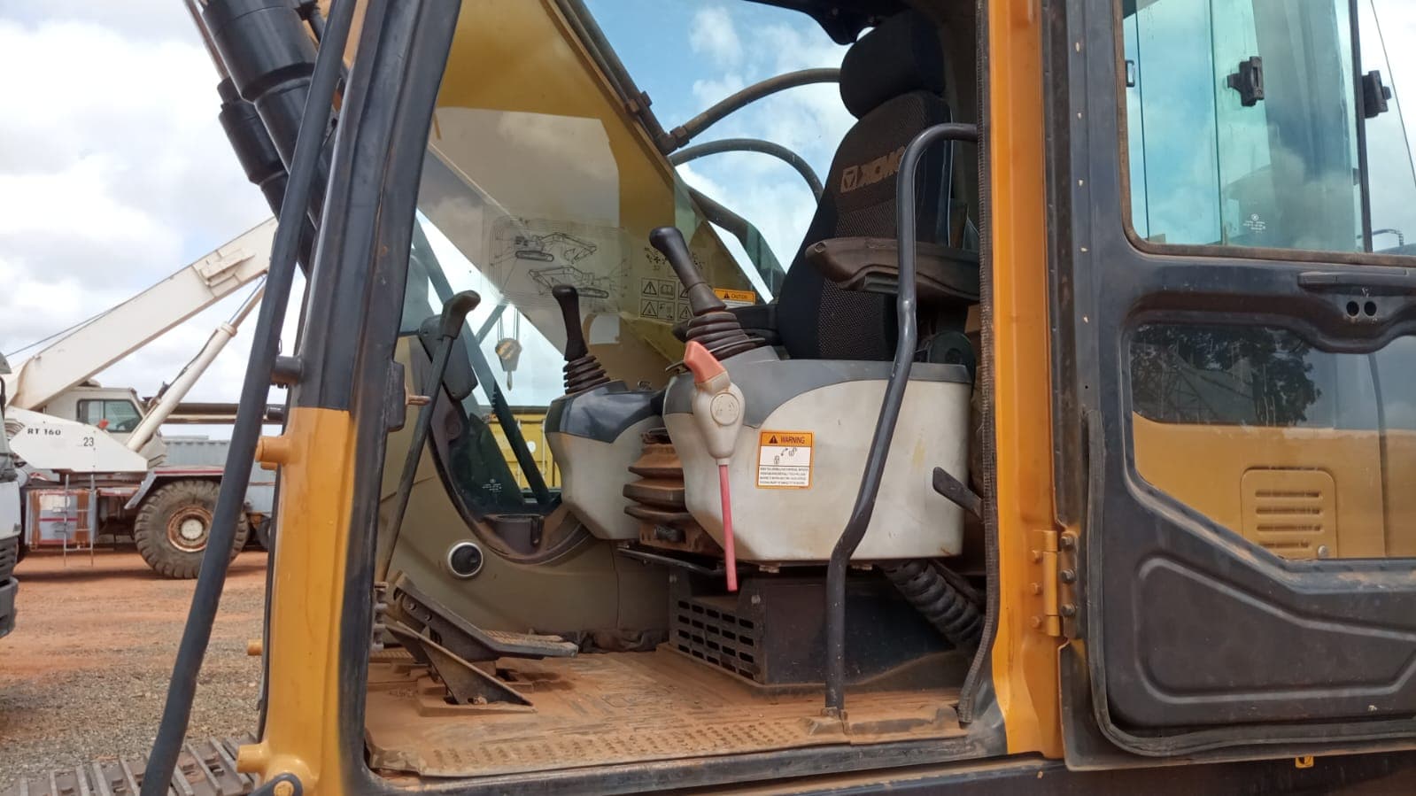 Escavadeira Giratória XCMG XE235C — imagen 3
