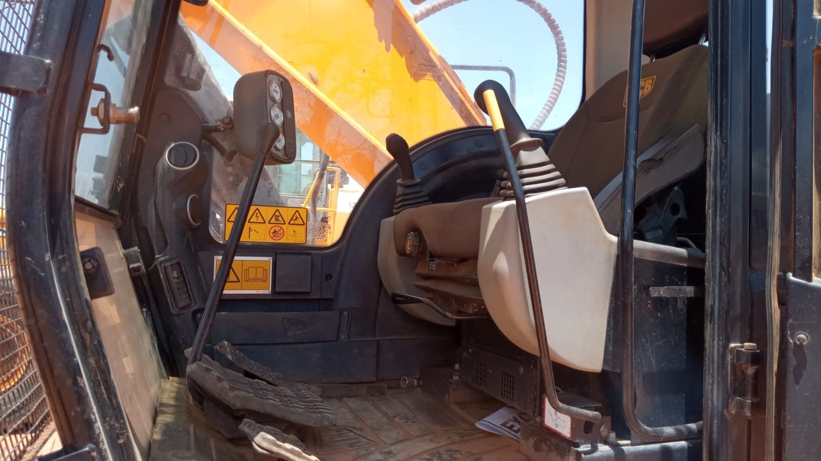Escavadeira JCB modelo JS205LC — imagen 6