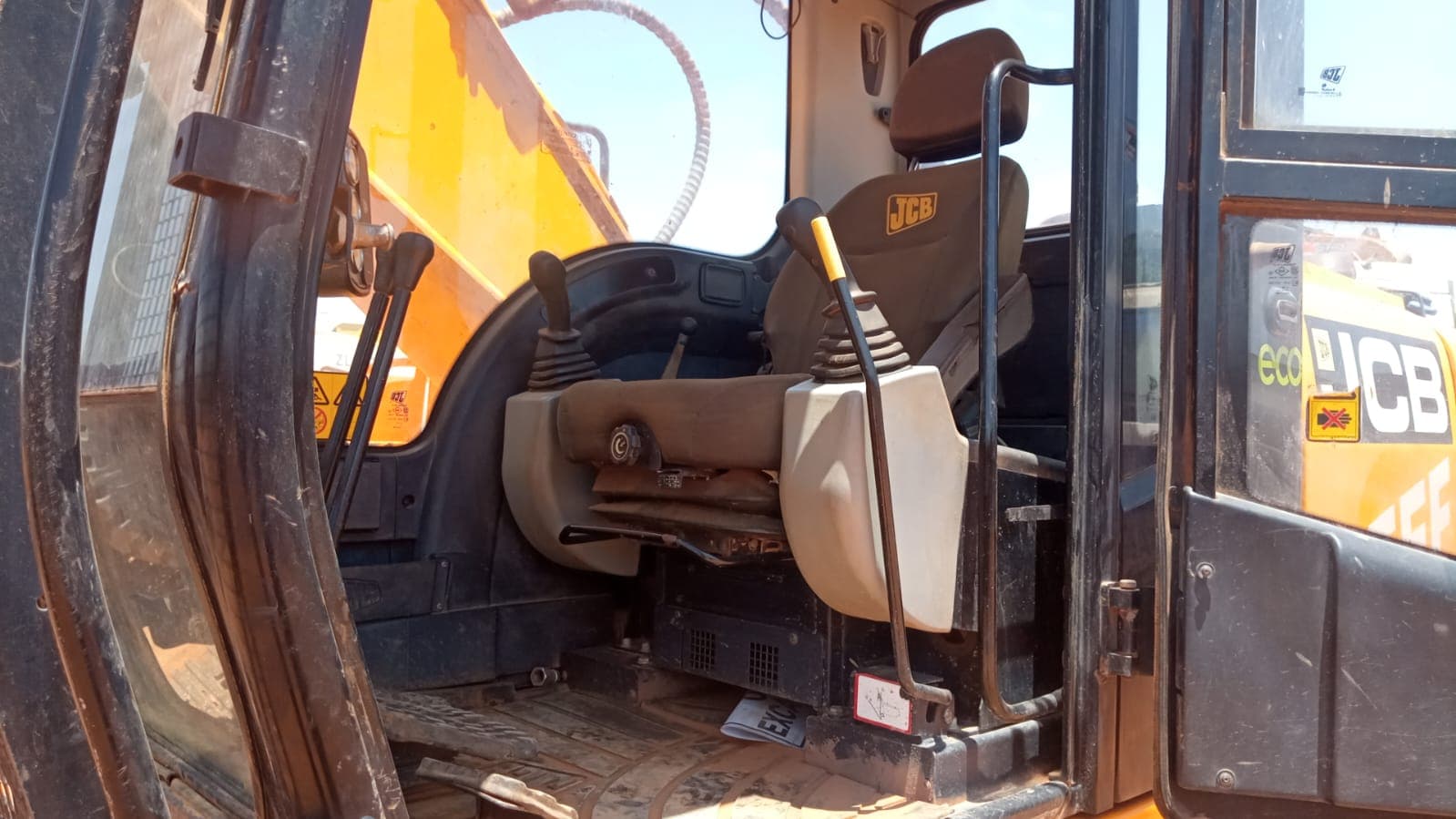 Escavadeira JCB modelo JS205LC — imagen 7