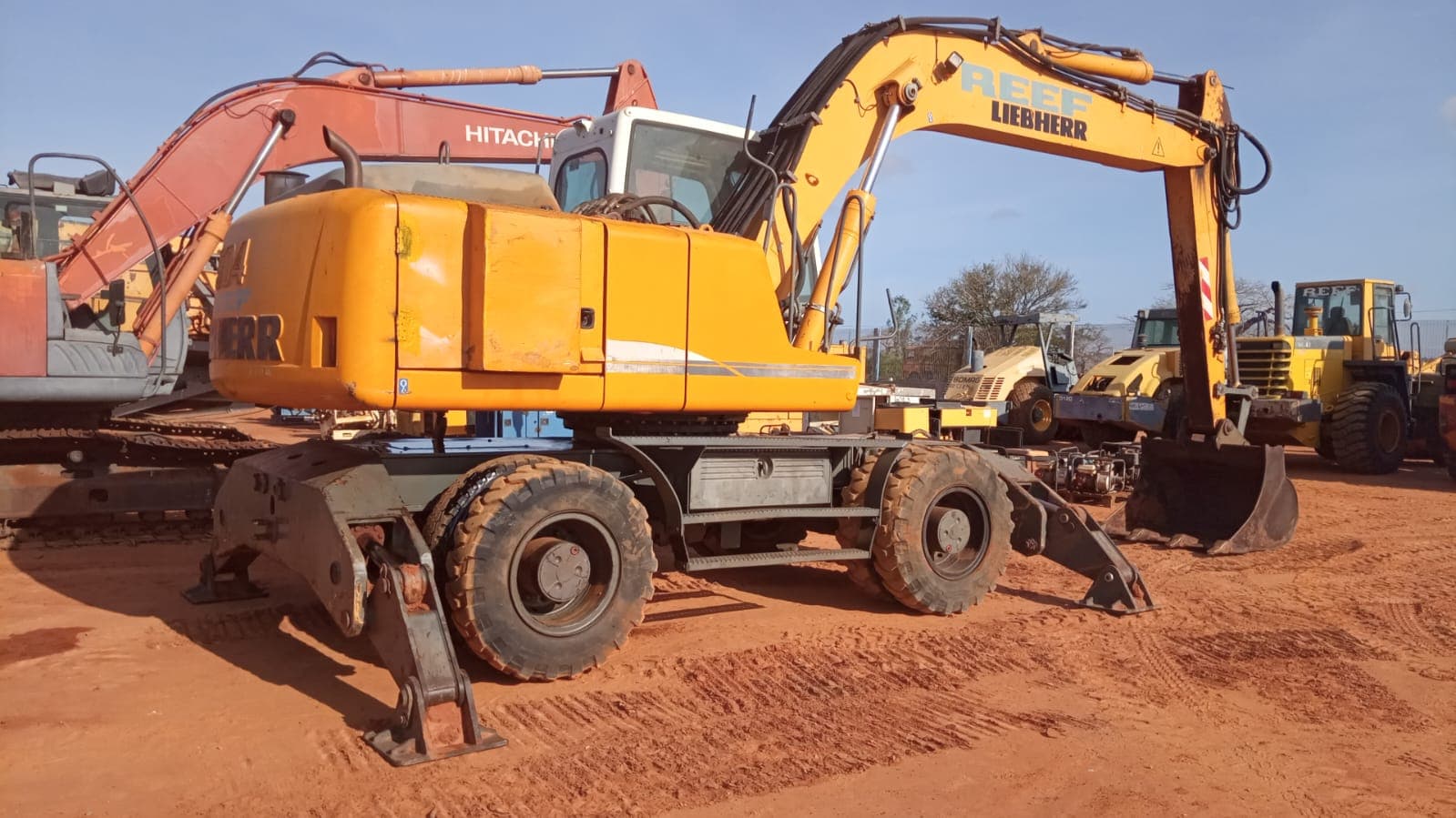 Escavadeira giratória de marca Liebherr — image 2