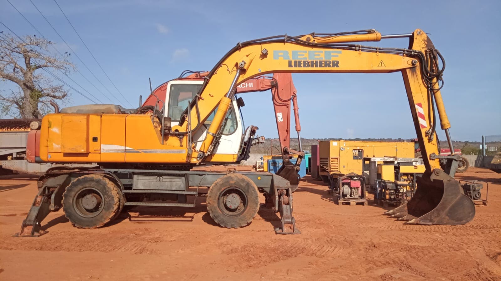 Escavadeira giratória de marca Liebherr — image 5