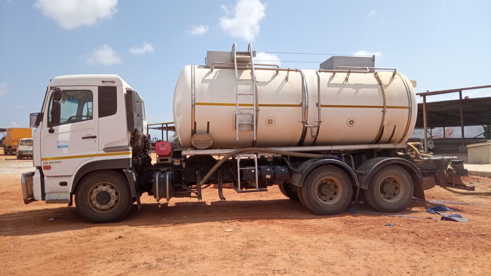 Camión cisterna de tanque de agua. — imagen 6