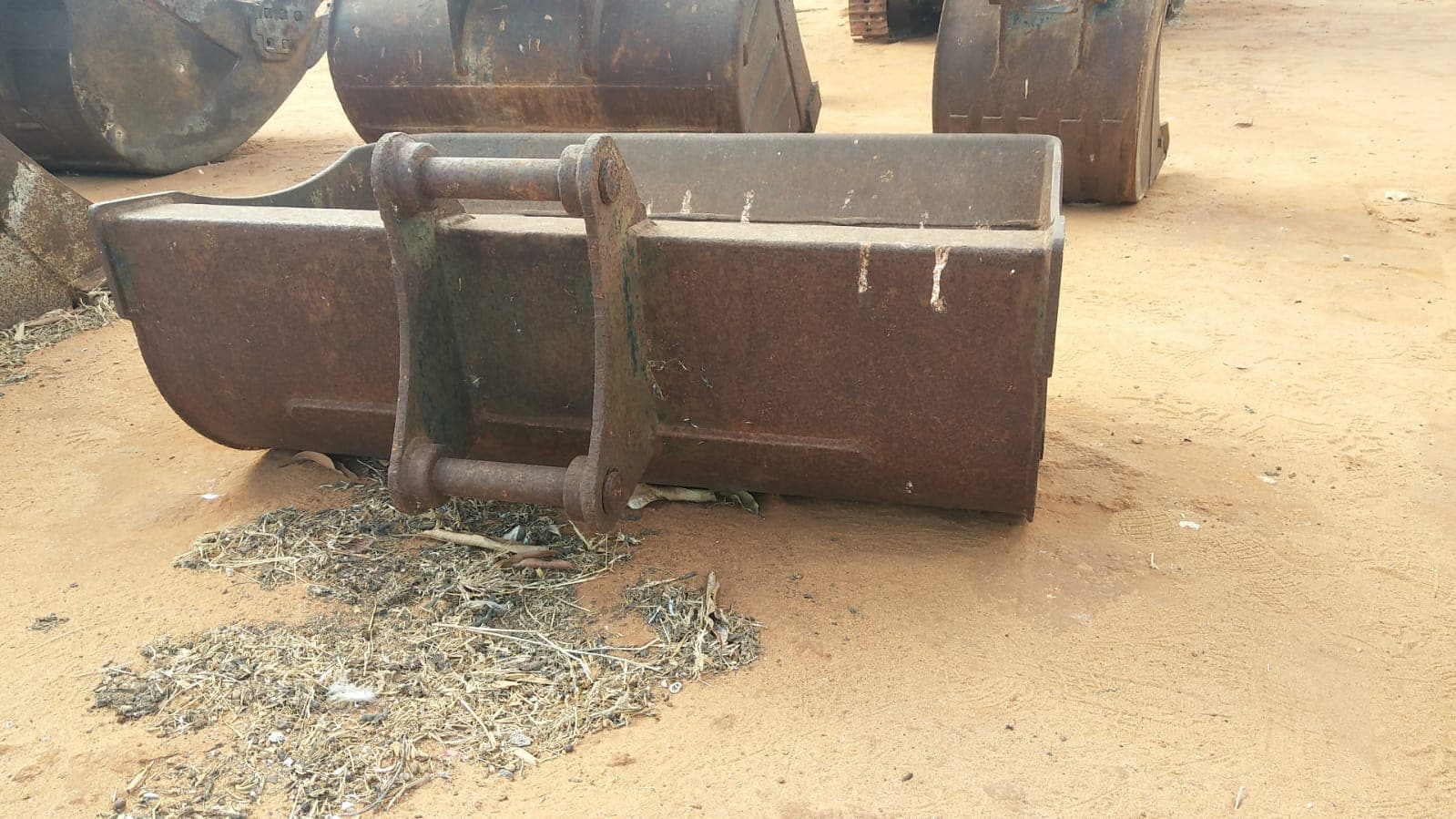 Tilt Ditch cleaning Bucket, 24" — imagen 2