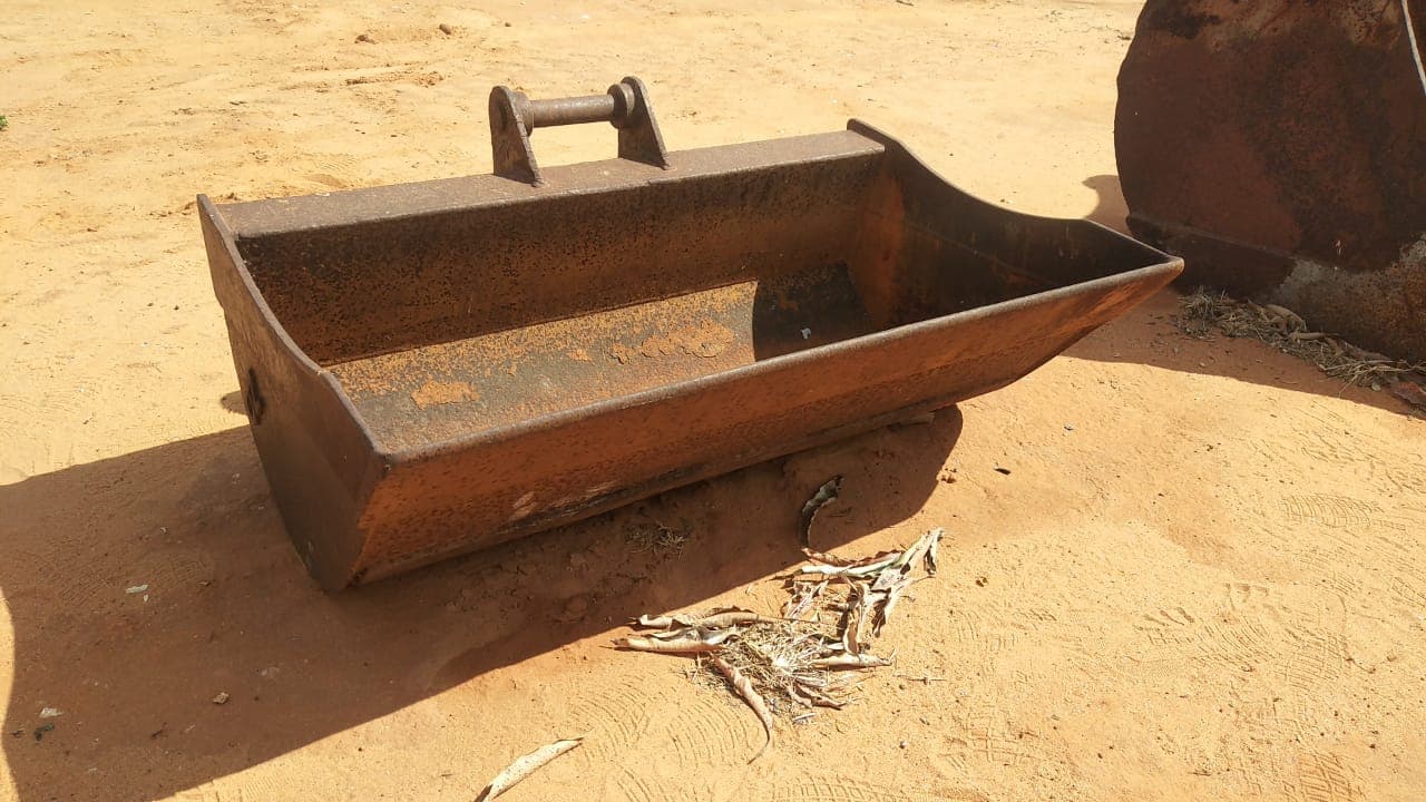 Tilt Ditch cleaning Bucket, 24" — imagen 1