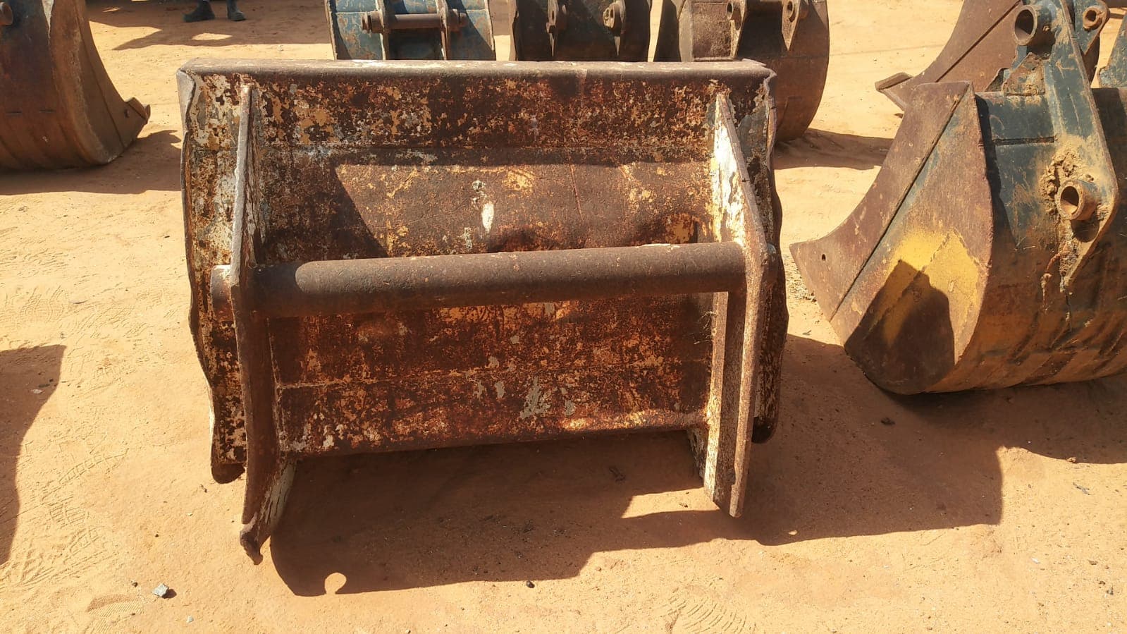 Tilt Ditch Cleaning Bucket 24 " — imagen 4
