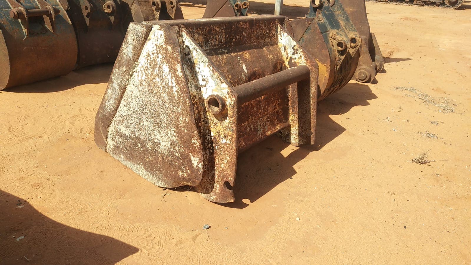 Tilt Ditch Cleaning Bucket 24 " — imagen 3