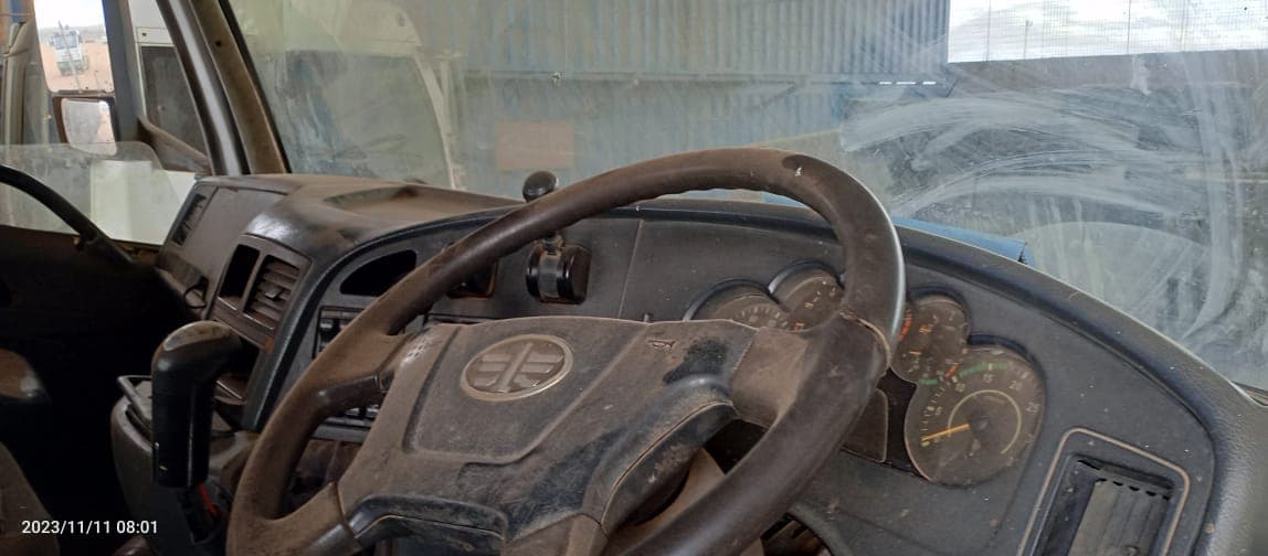 Camión tractor de marca FAW — imagen 4