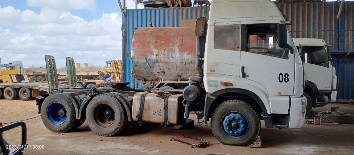 Camión tractor de marca FAW — imagen 3