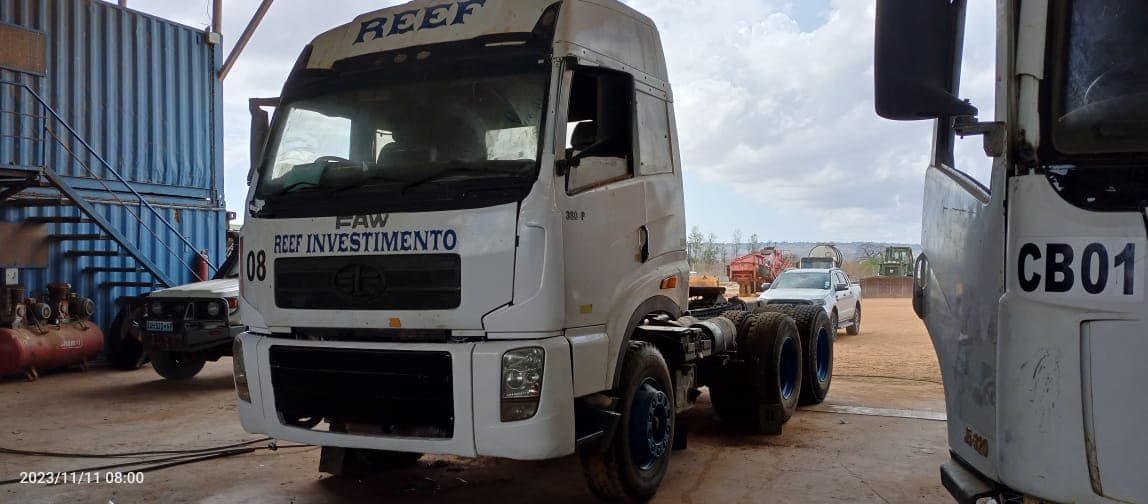 Camión tractor de marca FAW — imagen 2