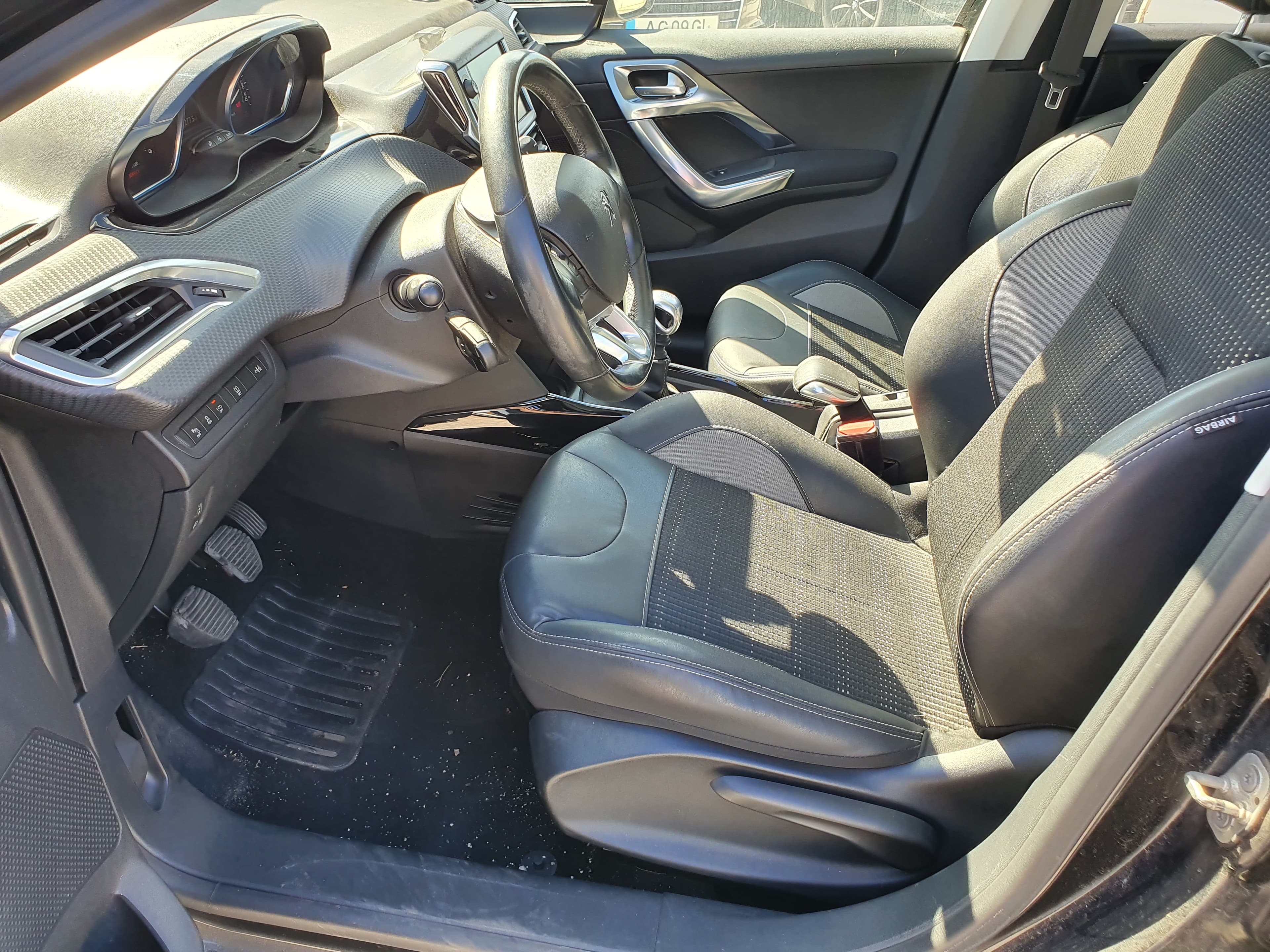 Peugeot 2008 · Ano 2015 — image 25