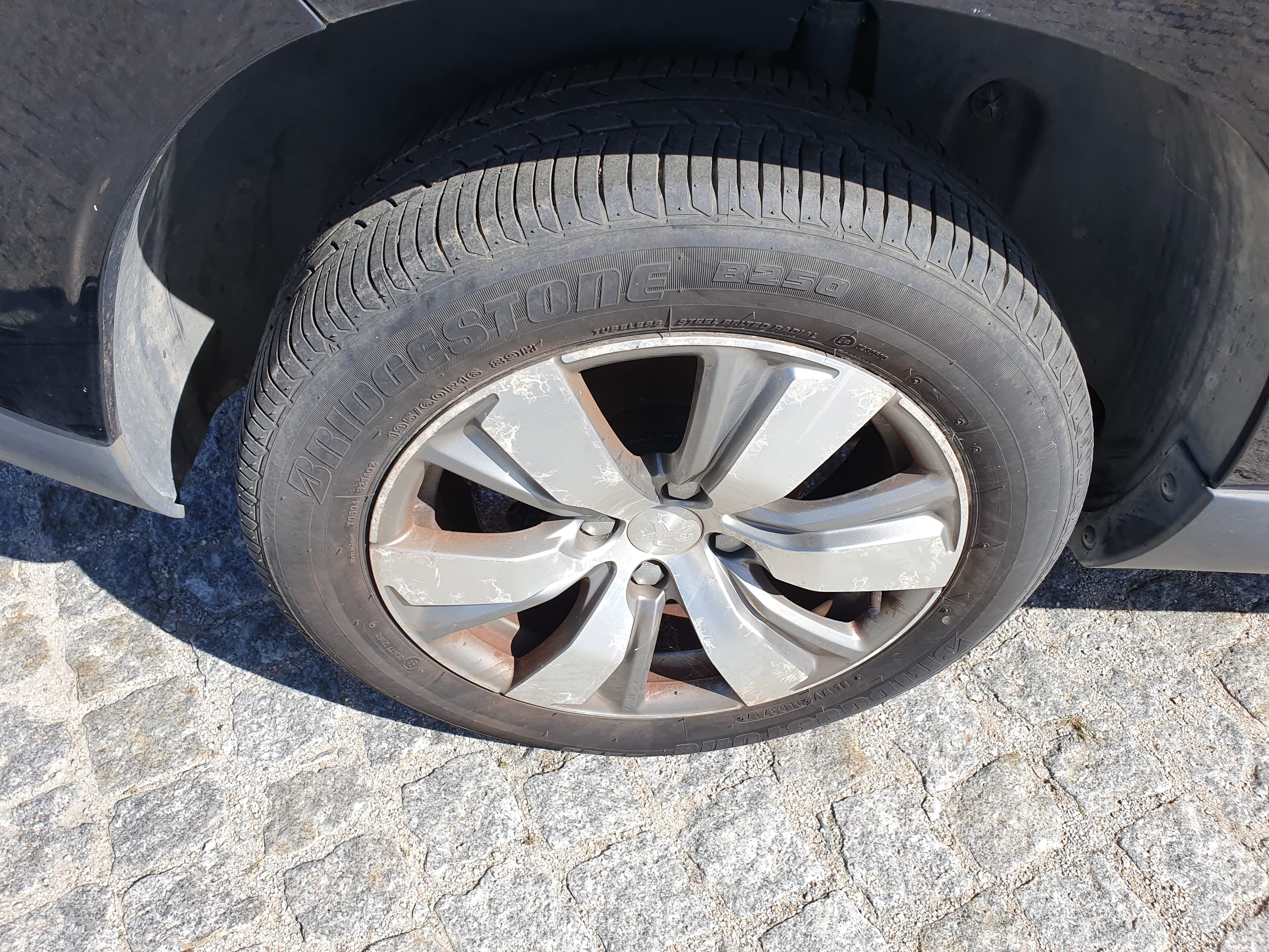 Peugeot 2008 · Ano 2015 — image 18
