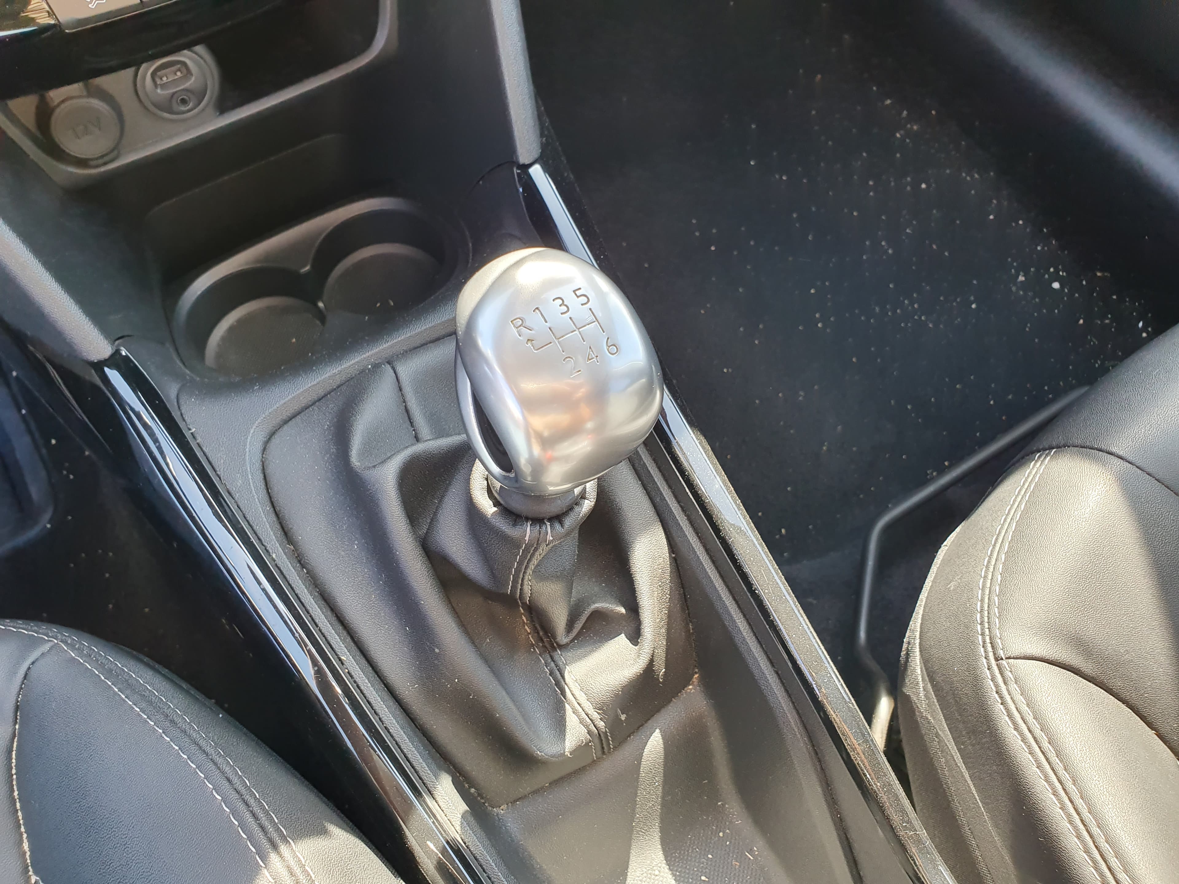 Peugeot 2008 · Ano 2015 — image 42