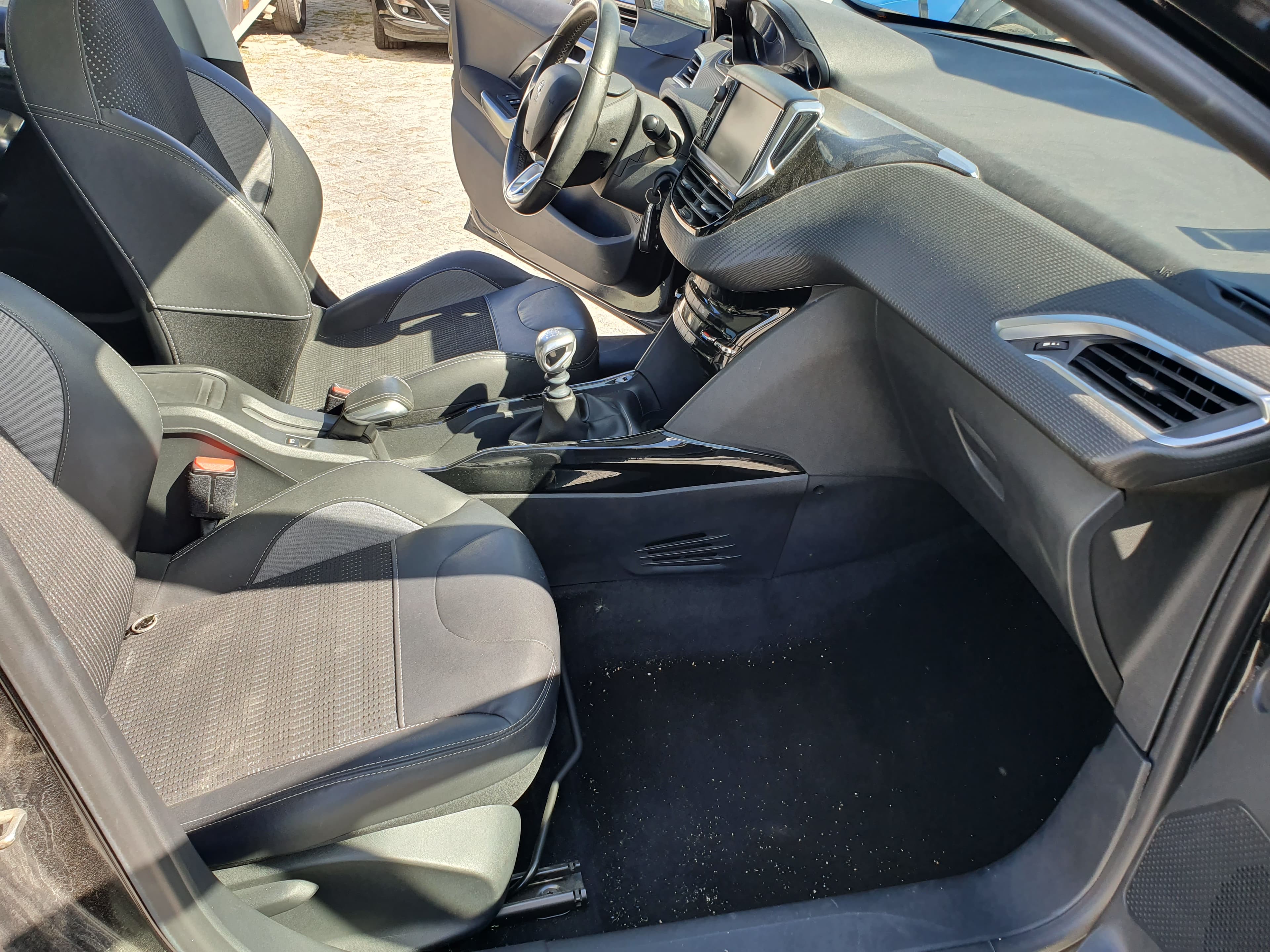 Peugeot 2008 · Ano 2015 — image 24