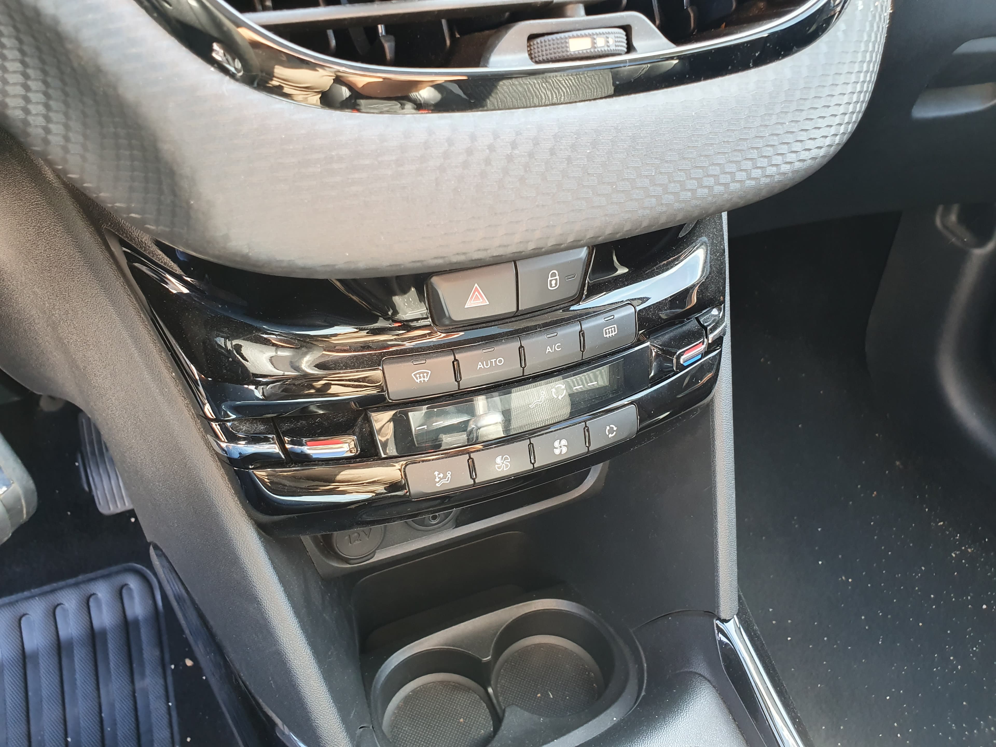 Peugeot 2008 · Ano 2015 — image 33
