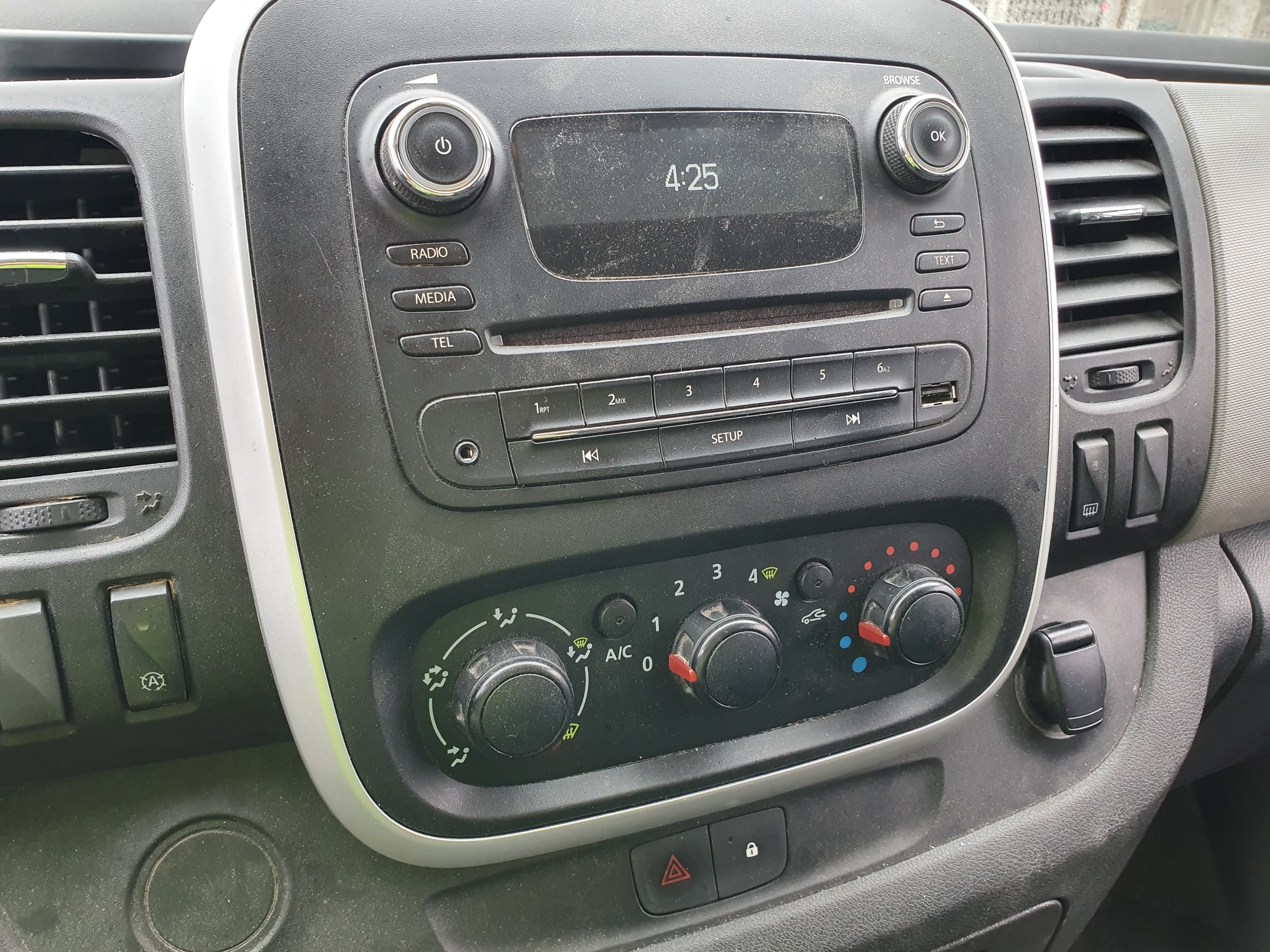 Renault Trafic · Ano 2019 — image 30