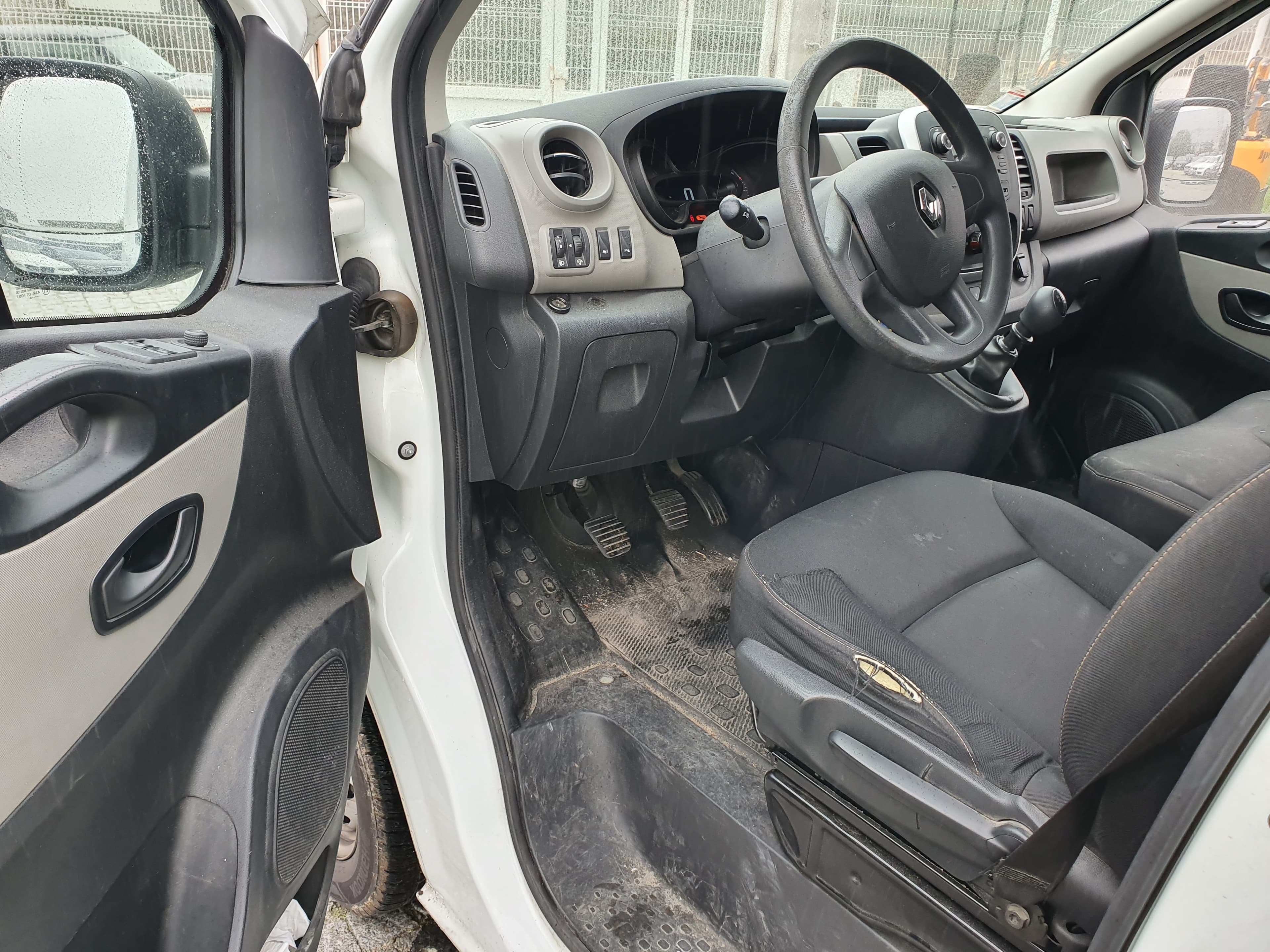 Renault Trafic · Ano 2019 — image 24