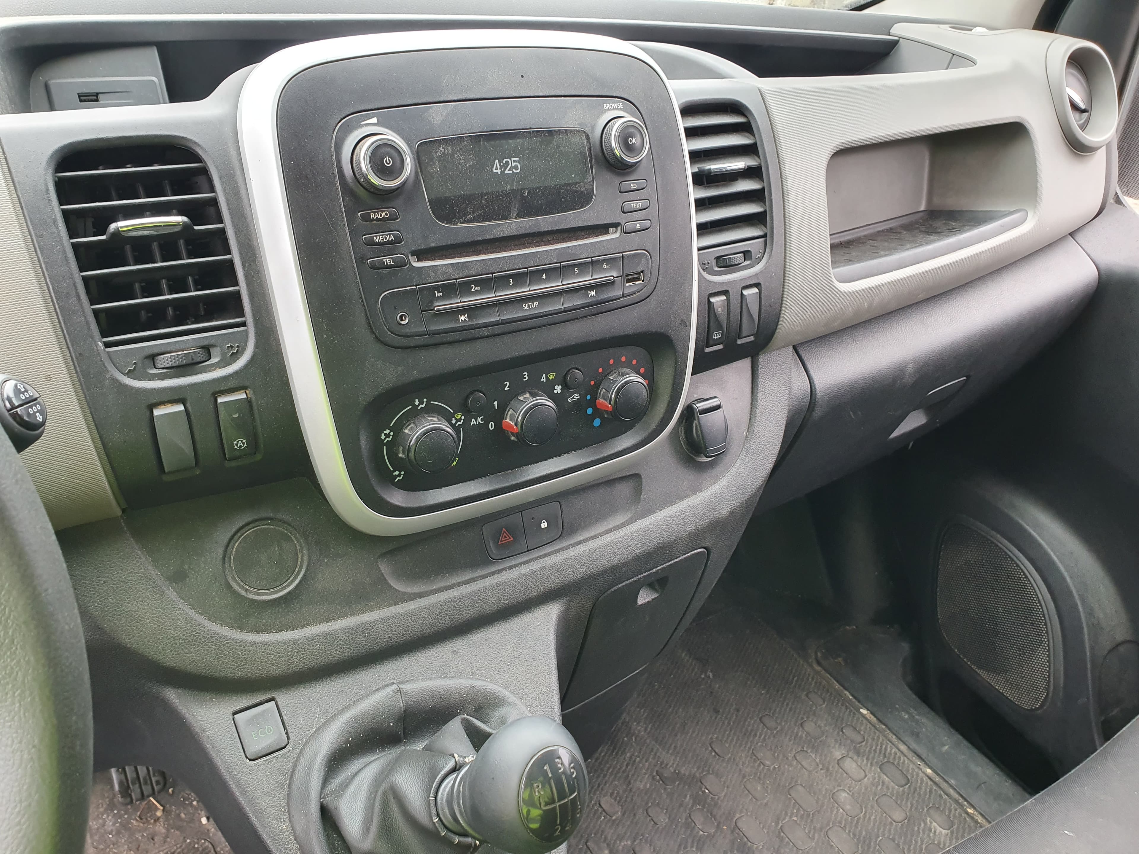 Renault Trafic · Ano 2019 — image 35