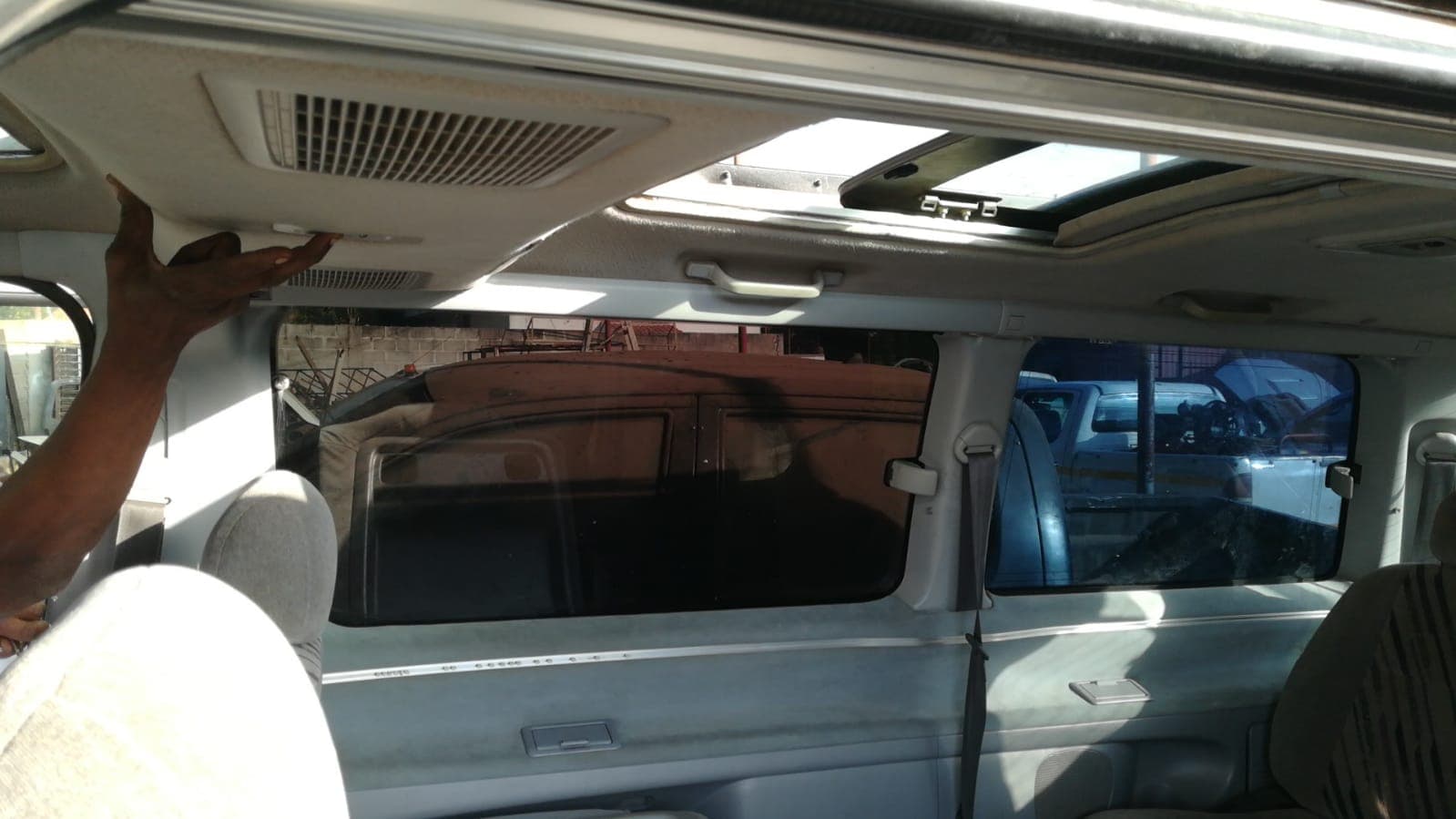 Toyota Hiace Regius — image 10